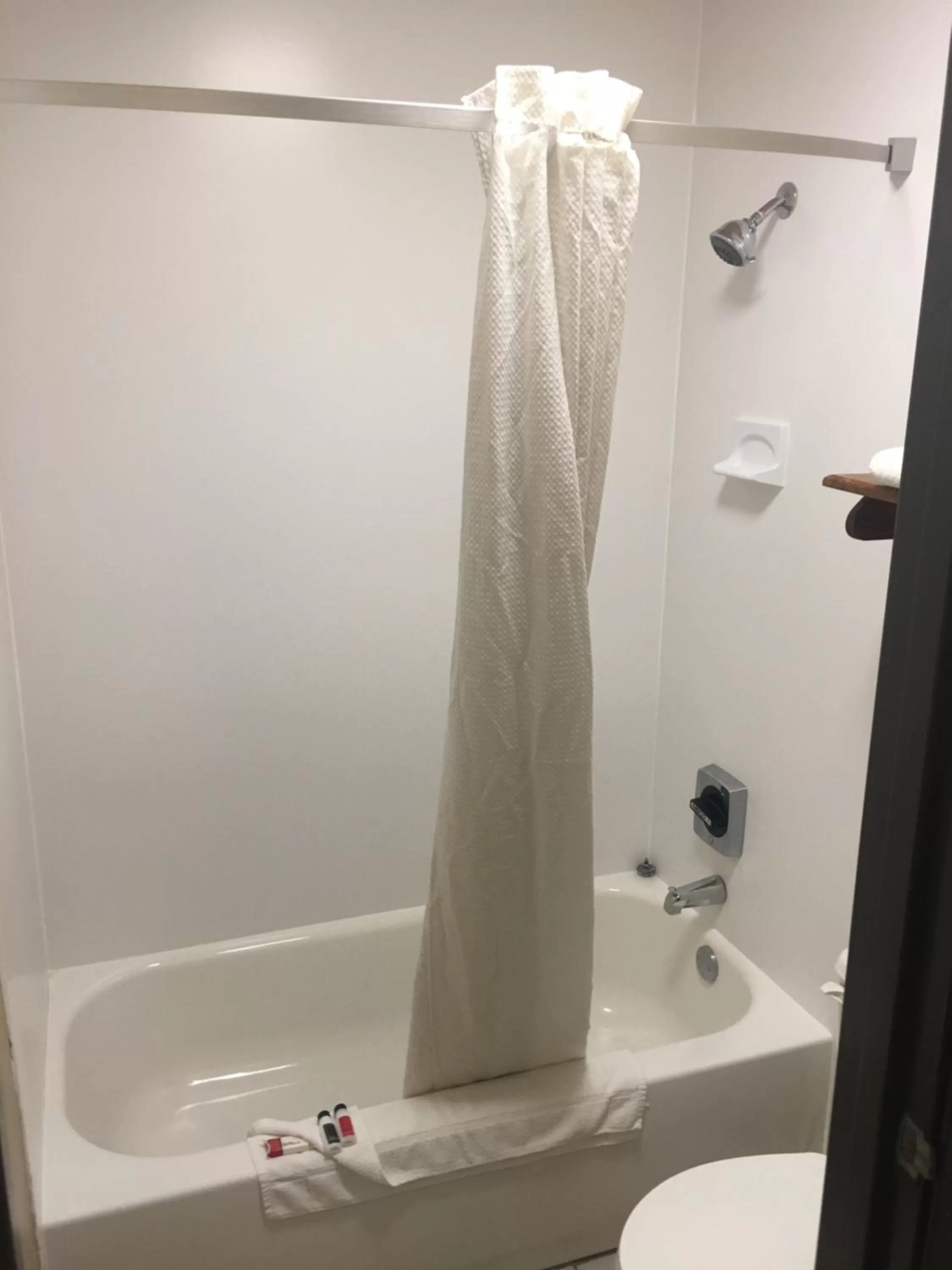 Bath in Super 8 by Wyndham Blue Earth