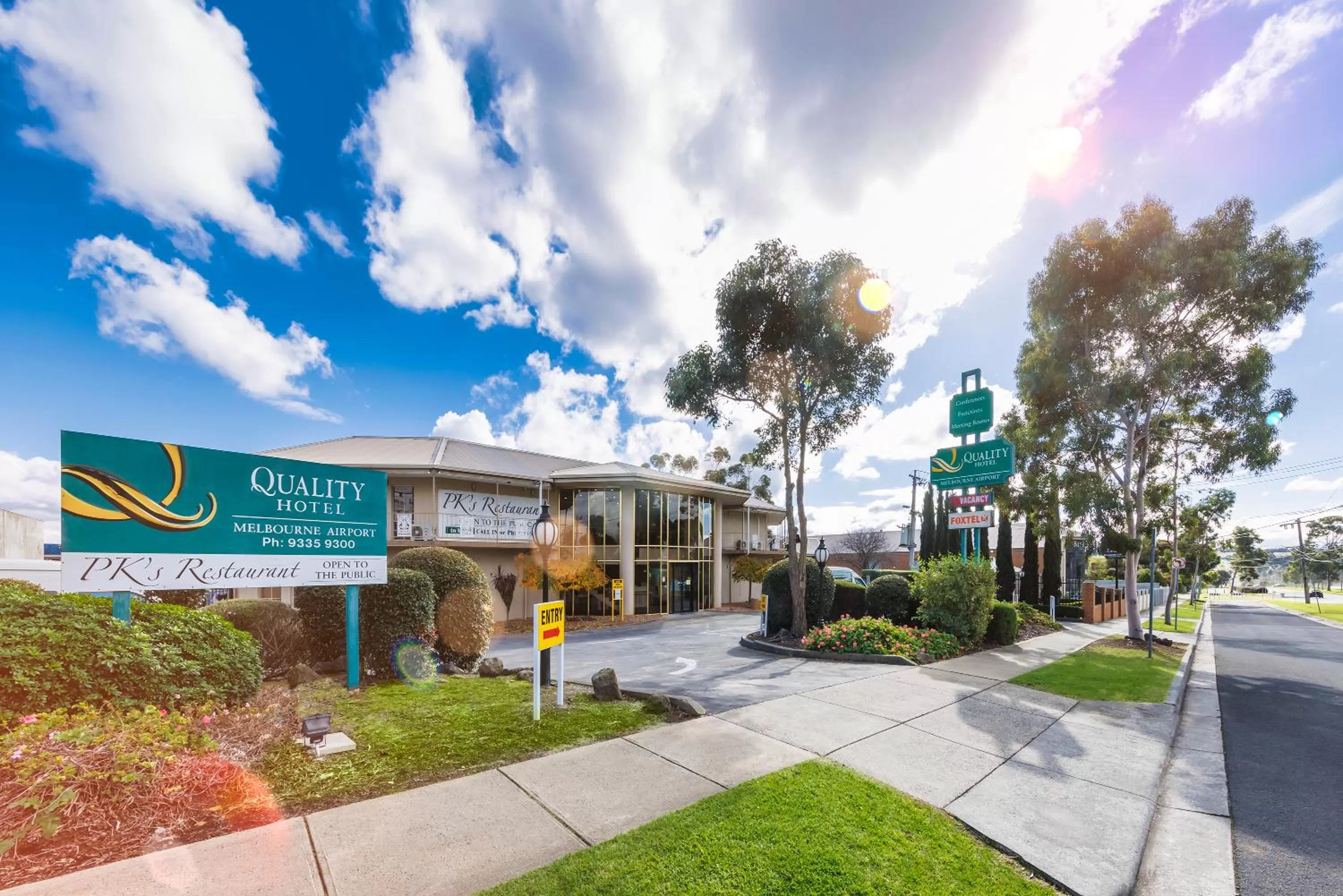 Property building in Quality Hotel Melbourne Airport