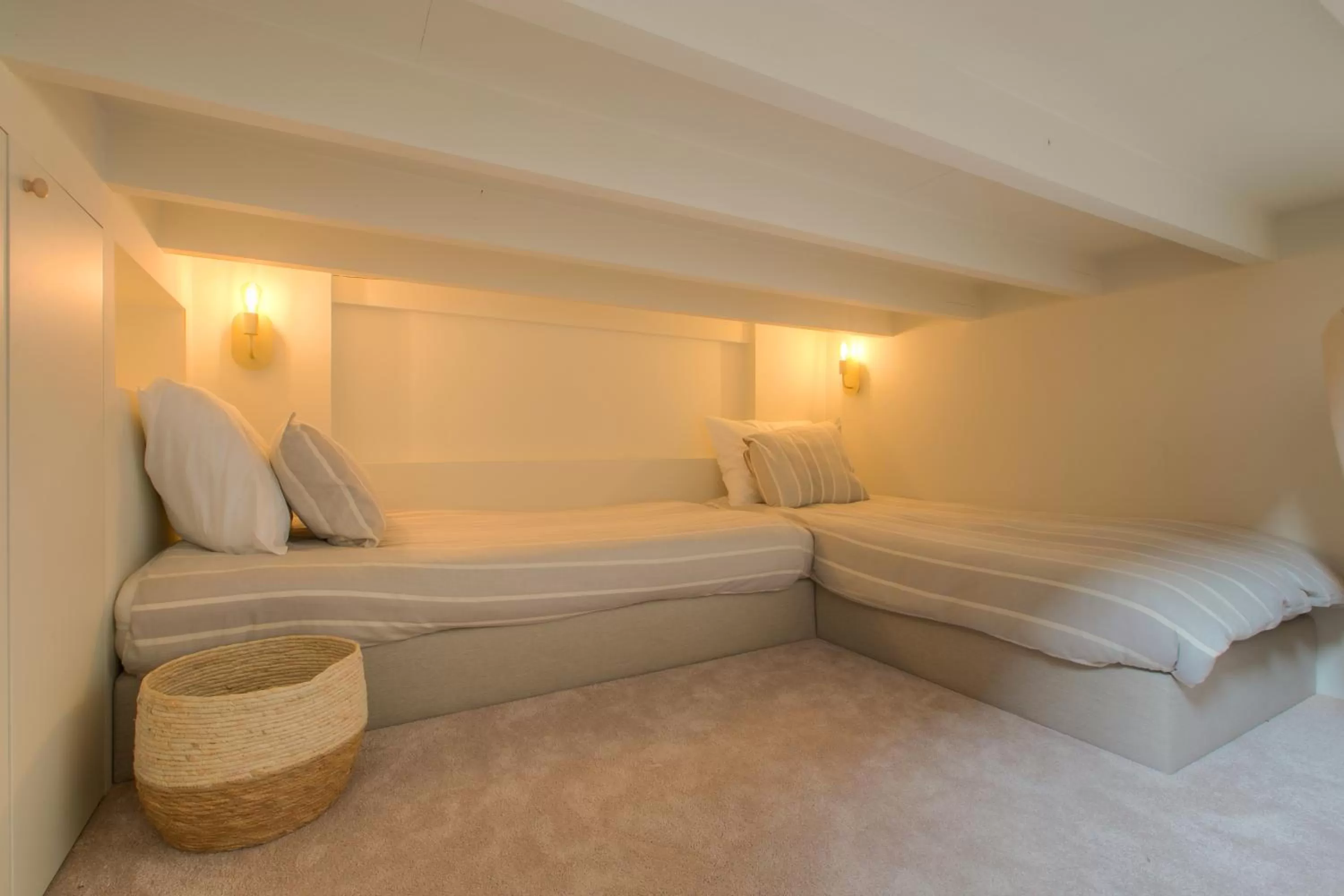 Bed in Logie Marie with hottub in the garden