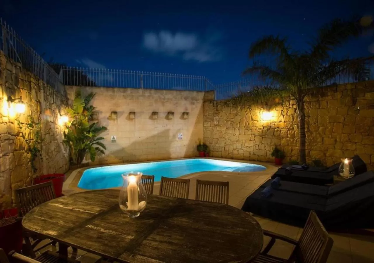 Pool view, Swimming Pool in Betty Cake B&B