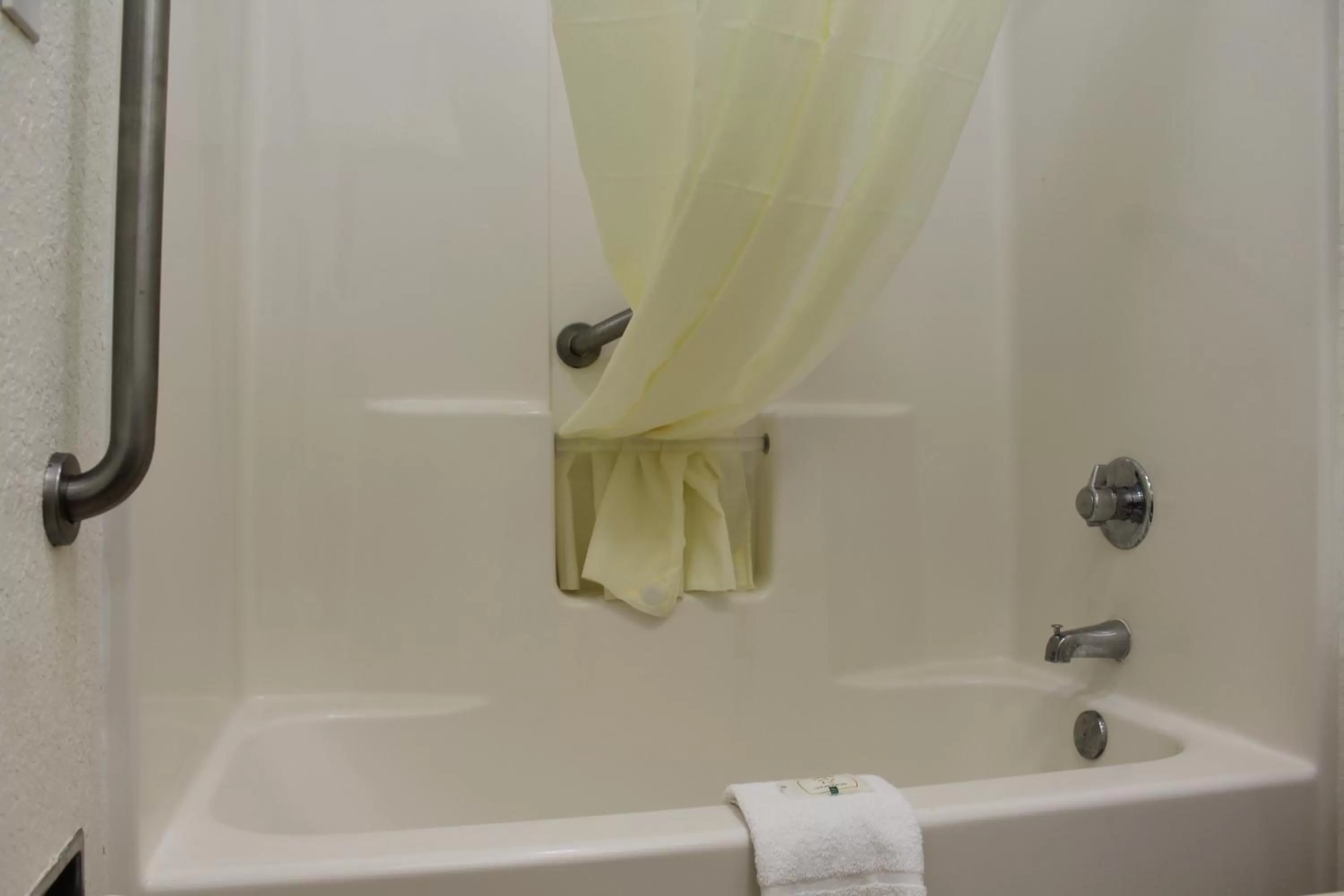 Shower in Quality Inn Florida City - Gateway to the Keys
