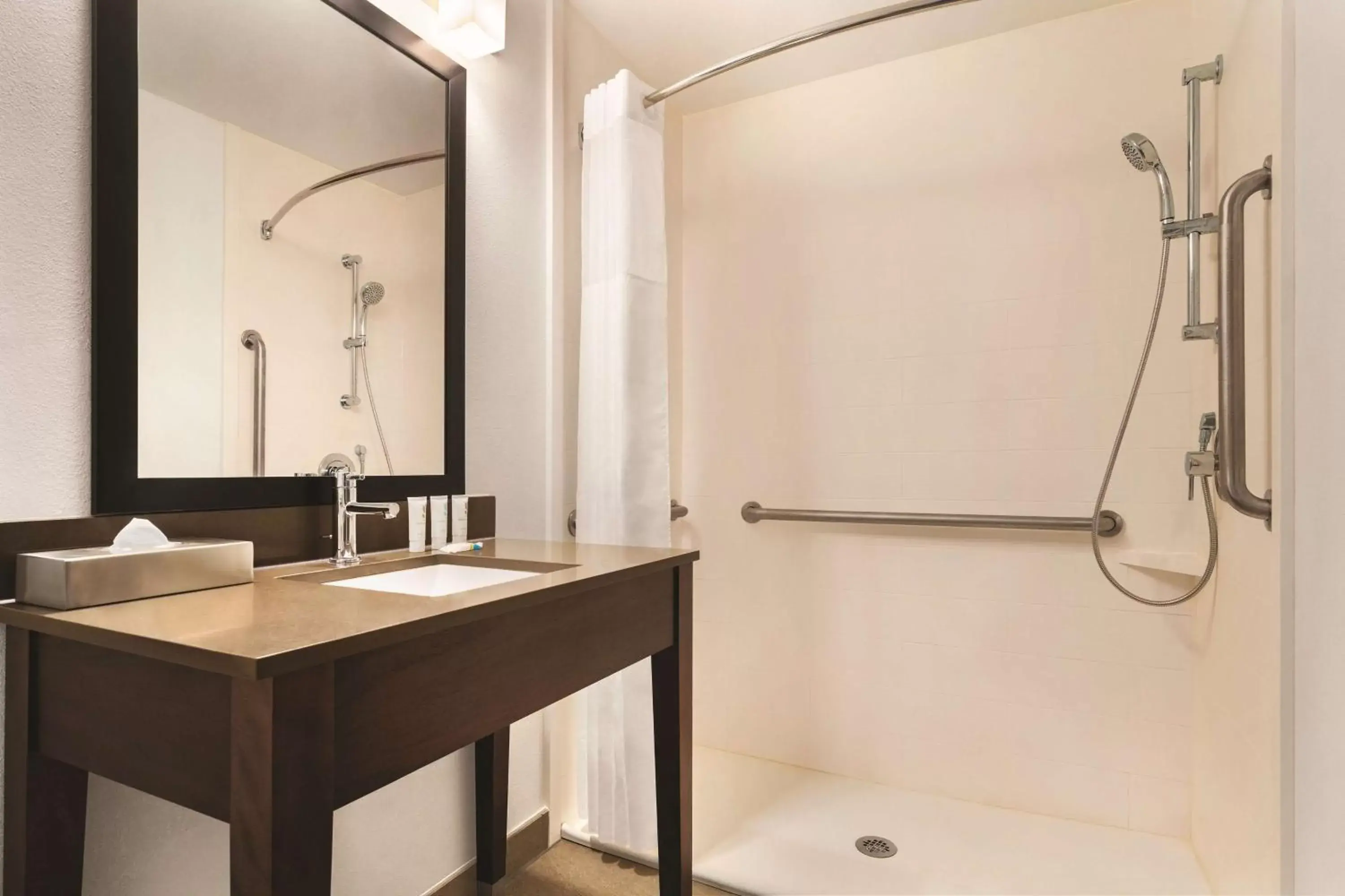 One-Bedroom King Suite - Non-Smoking in Country Inn & Suites by Radisson, Savannah Midtown, GA One-Bedroom King Suite - Non-Smoking in Country Inn & Suites by Radisson, Savannah Midtown, GA