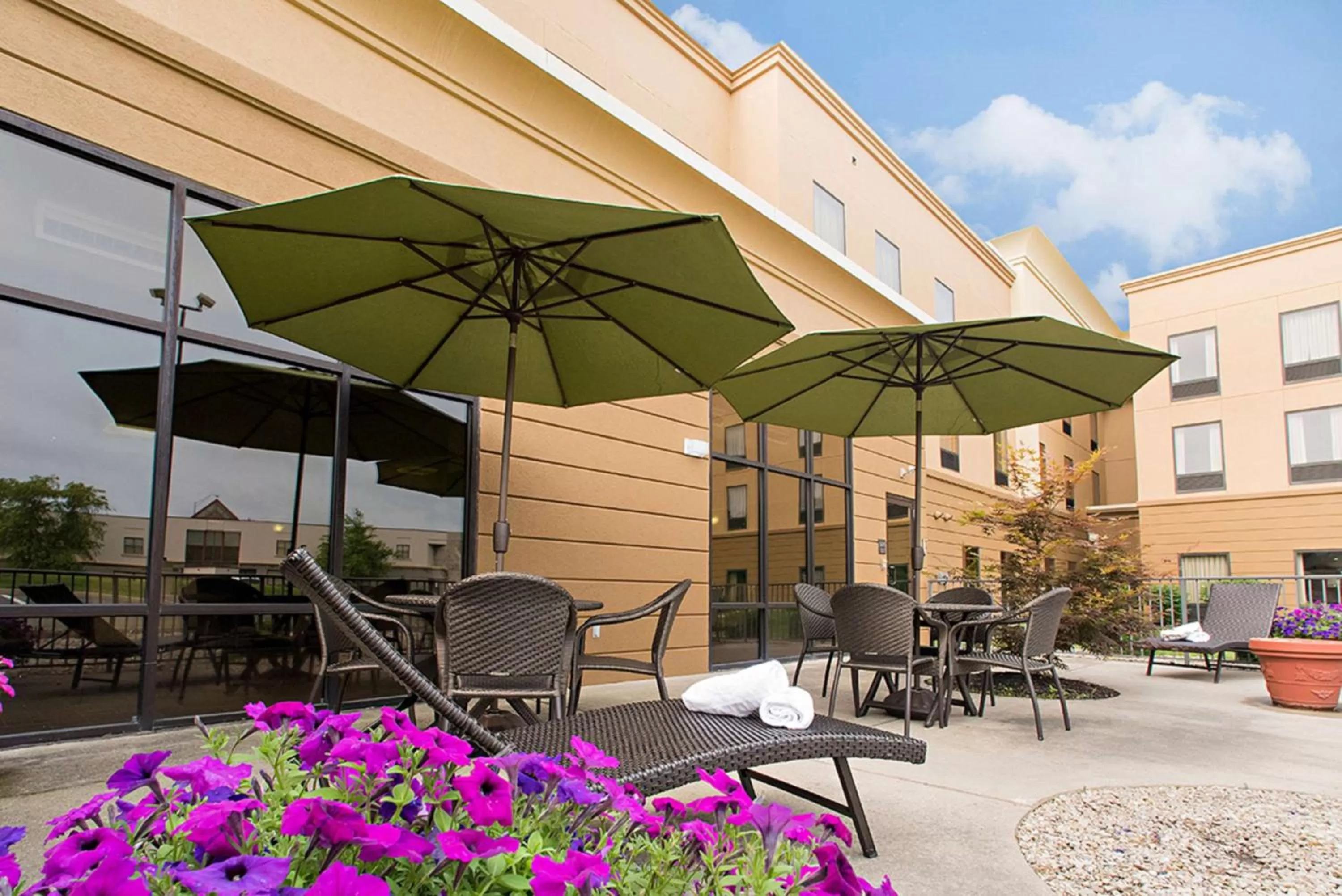 Property building in Hampton Inn & Suites Springboro
