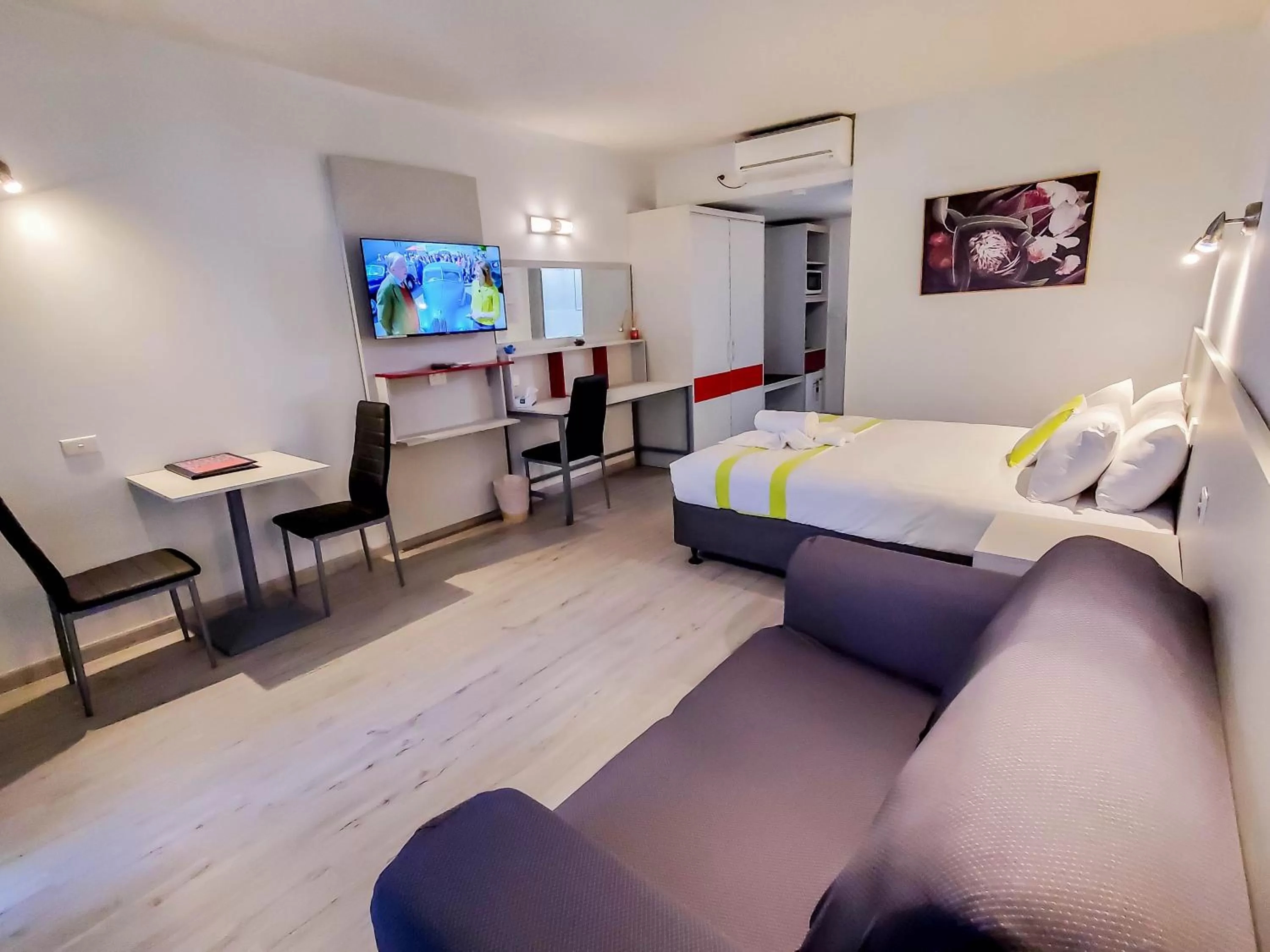 Photo of the whole room, Bed in Sandors Motor Inn