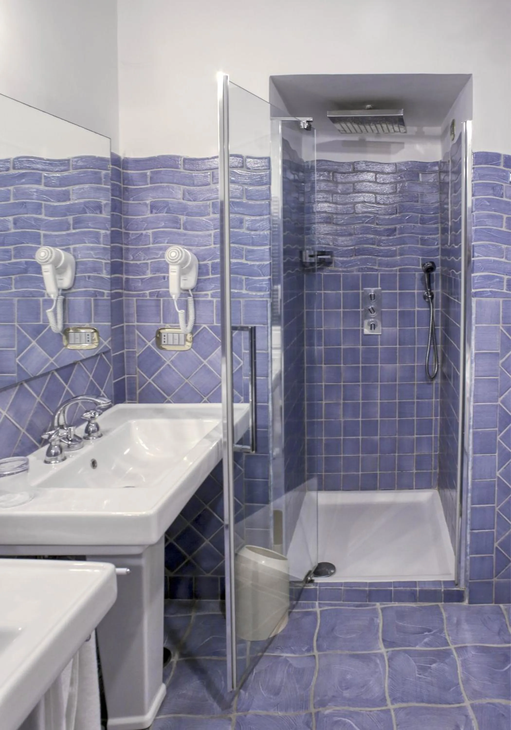 Shower in Palazzo Confalone