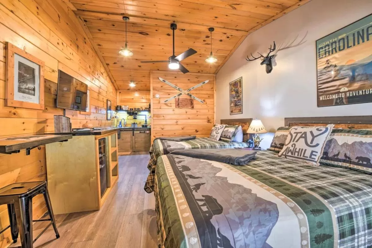 Bed in The Lodge Nantahala River