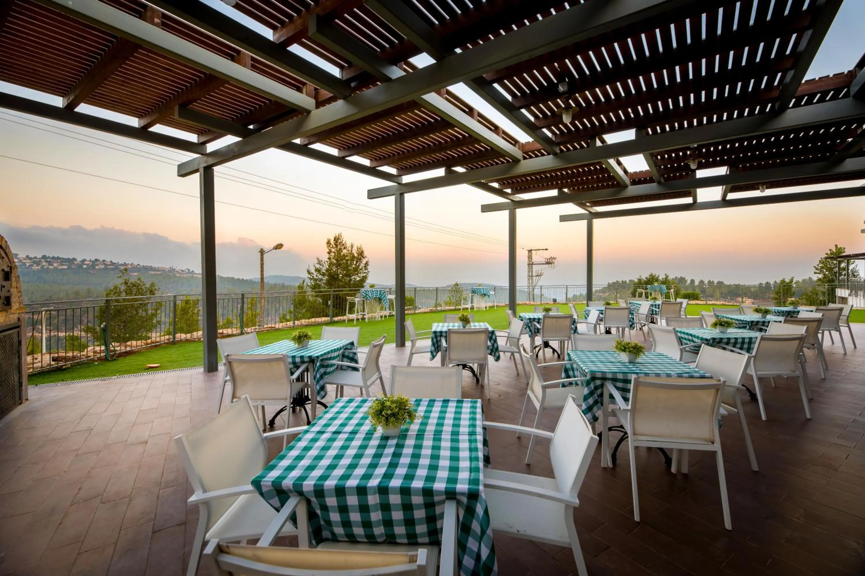 Restaurant/places to eat in C Hotel Neve Ilan