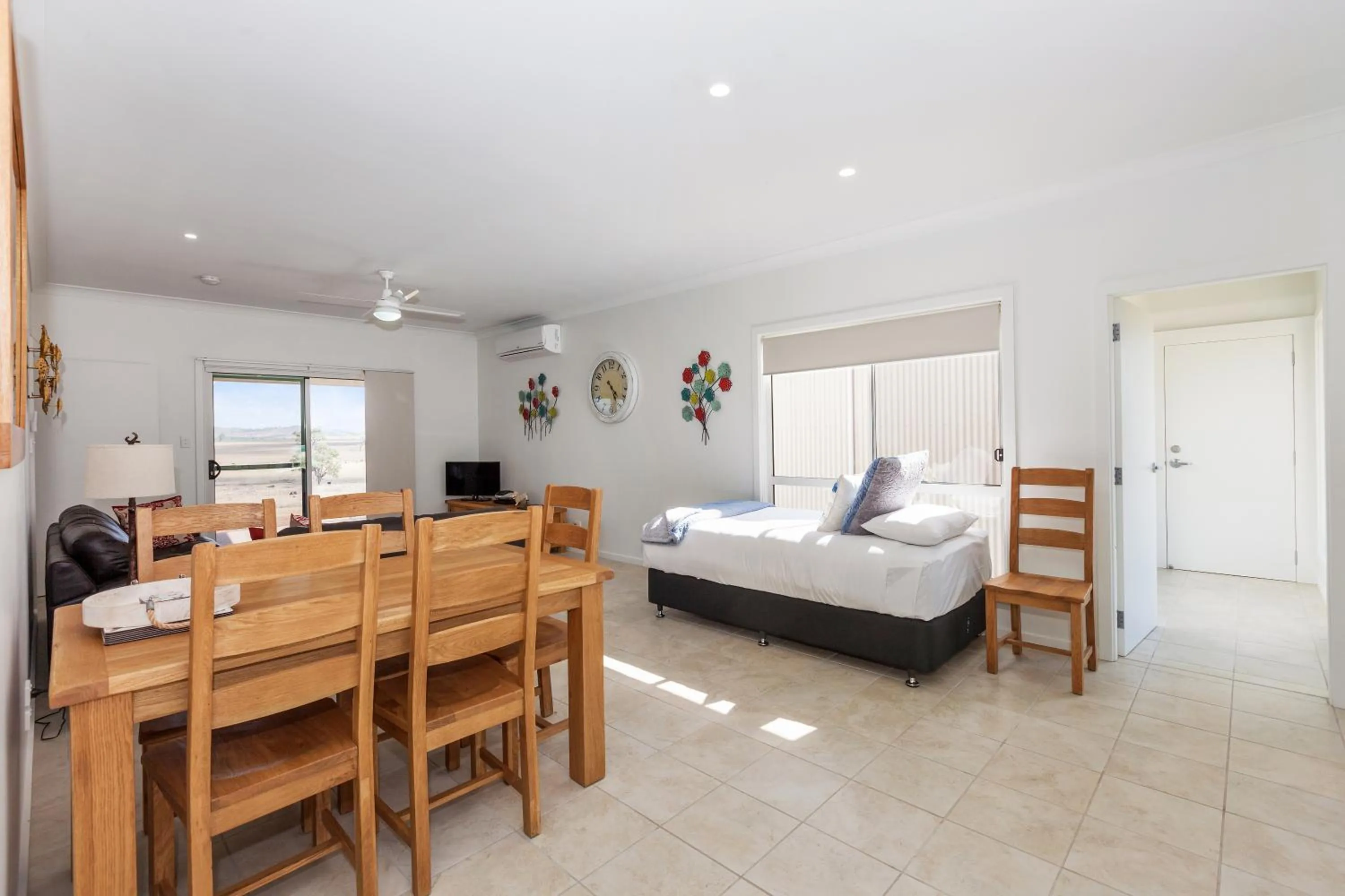 Living room, Bed in Owl Head Lodge