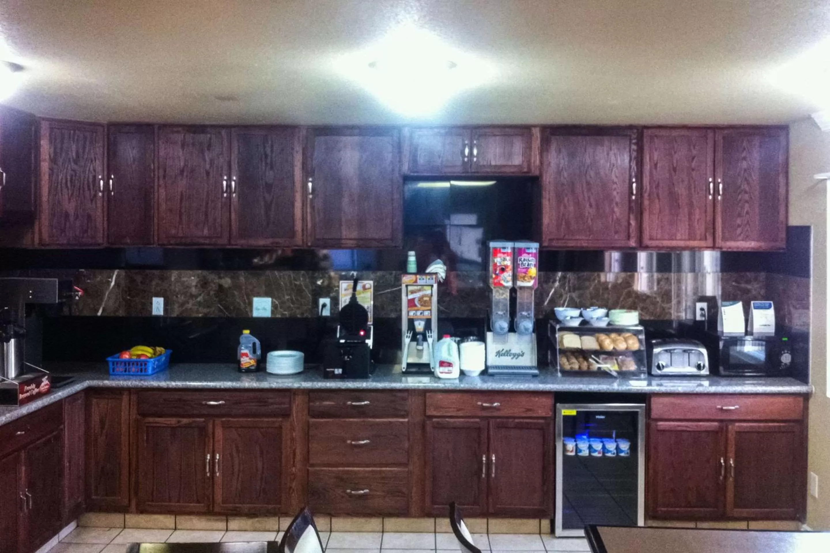 Restaurant/places to eat, Kitchen/Kitchenette in 1st Interstate Inn
