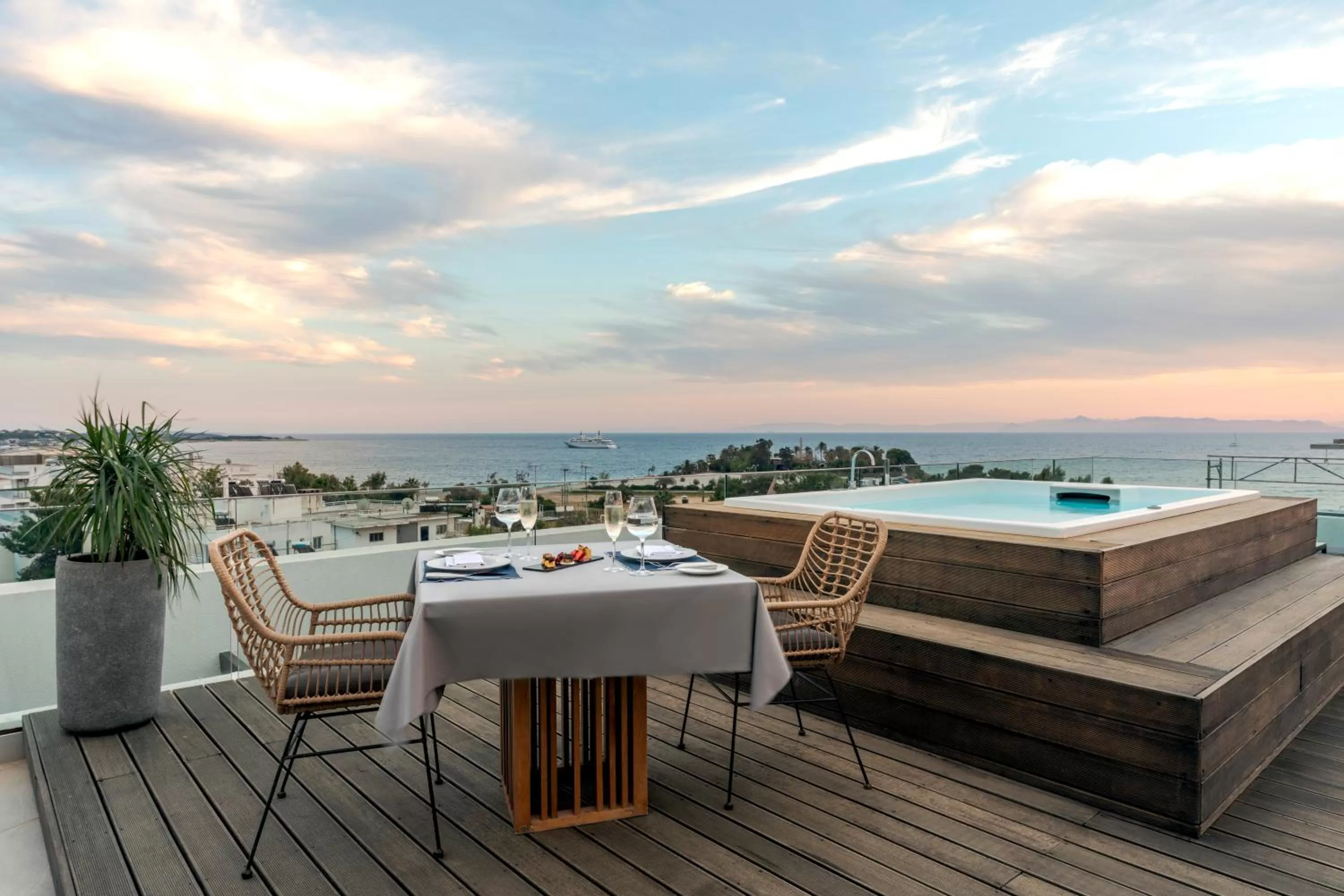 Hot Tub in Glyfada Riviera Hotel
