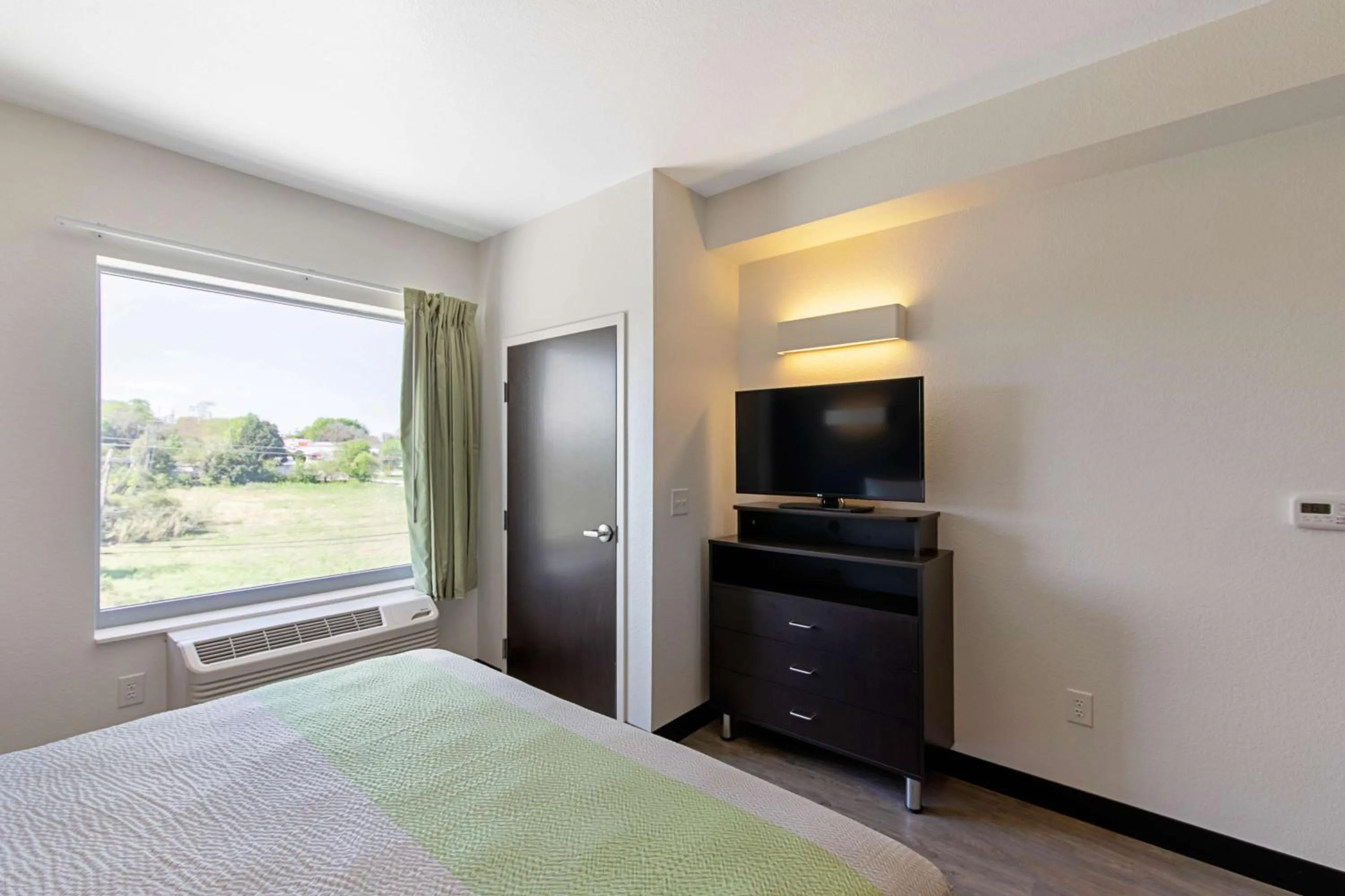 TV and multimedia, Bed in Studio 6 Austin Airport