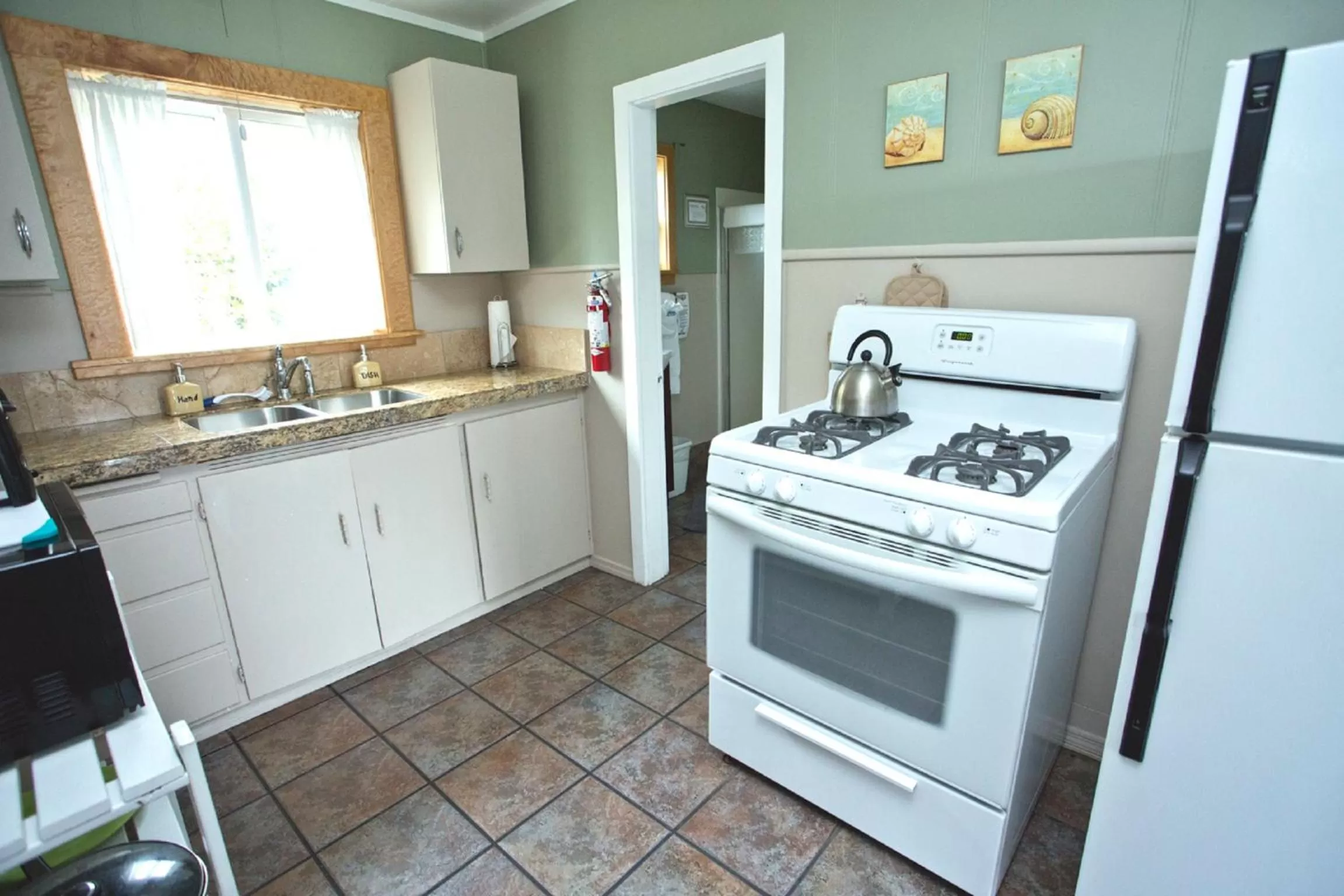 Kitchen or kitchenette, Kitchen/Kitchenette in Agate Beach Motel