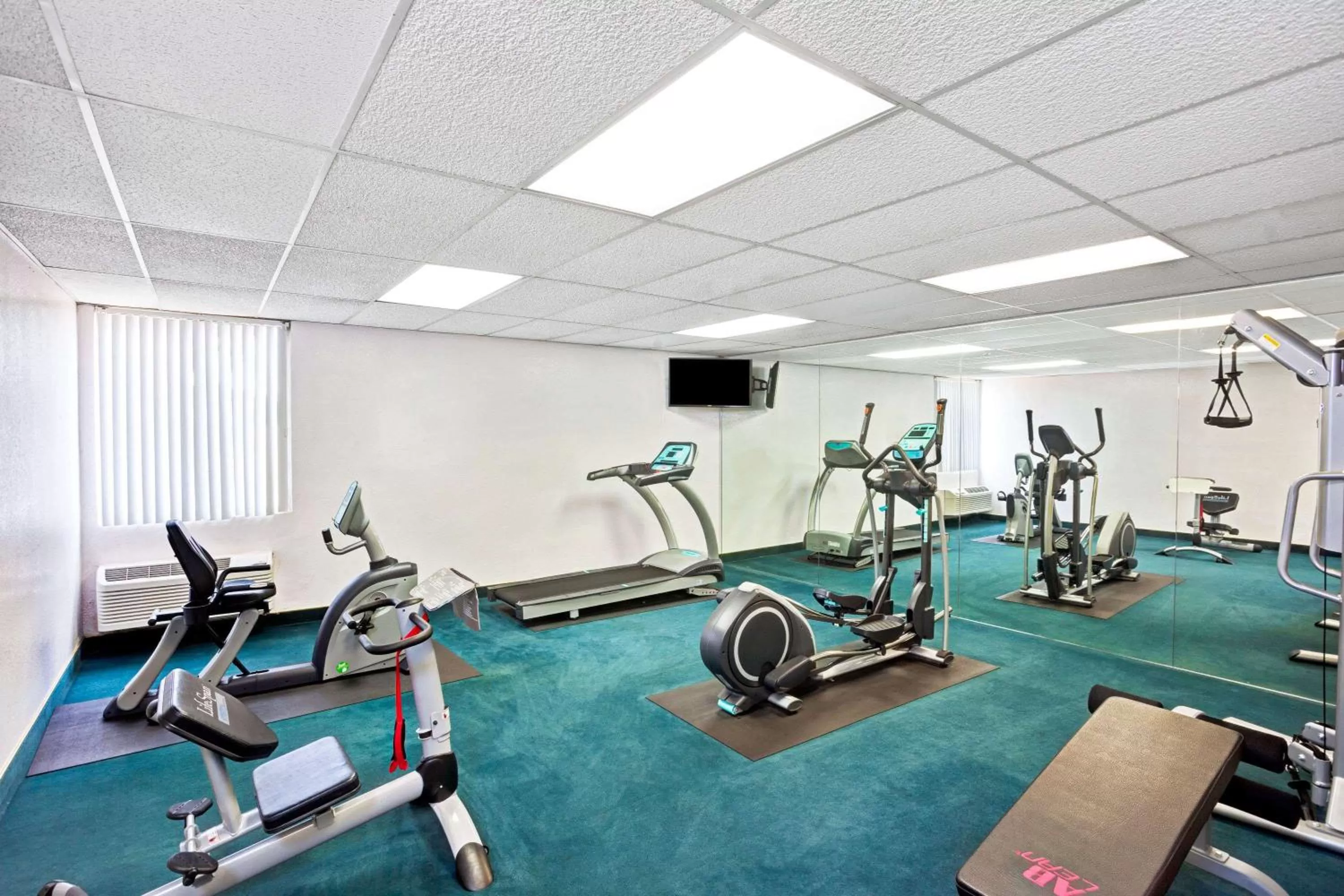 Fitness centre/facilities in Days Inn & Suites by Wyndham Fullerton