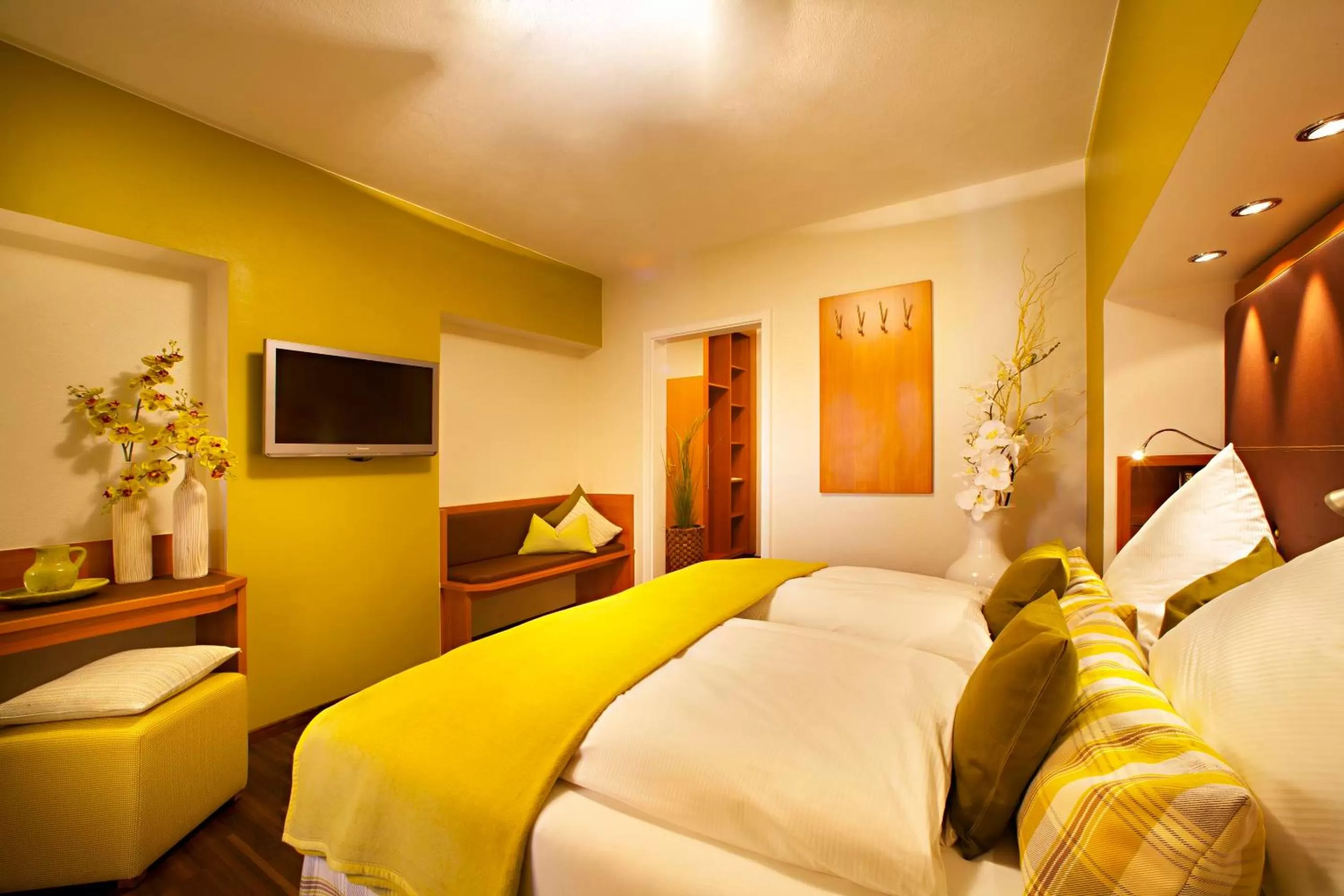 Photo of the whole room, Bed in Altstadt-Hotel Zum Hechten