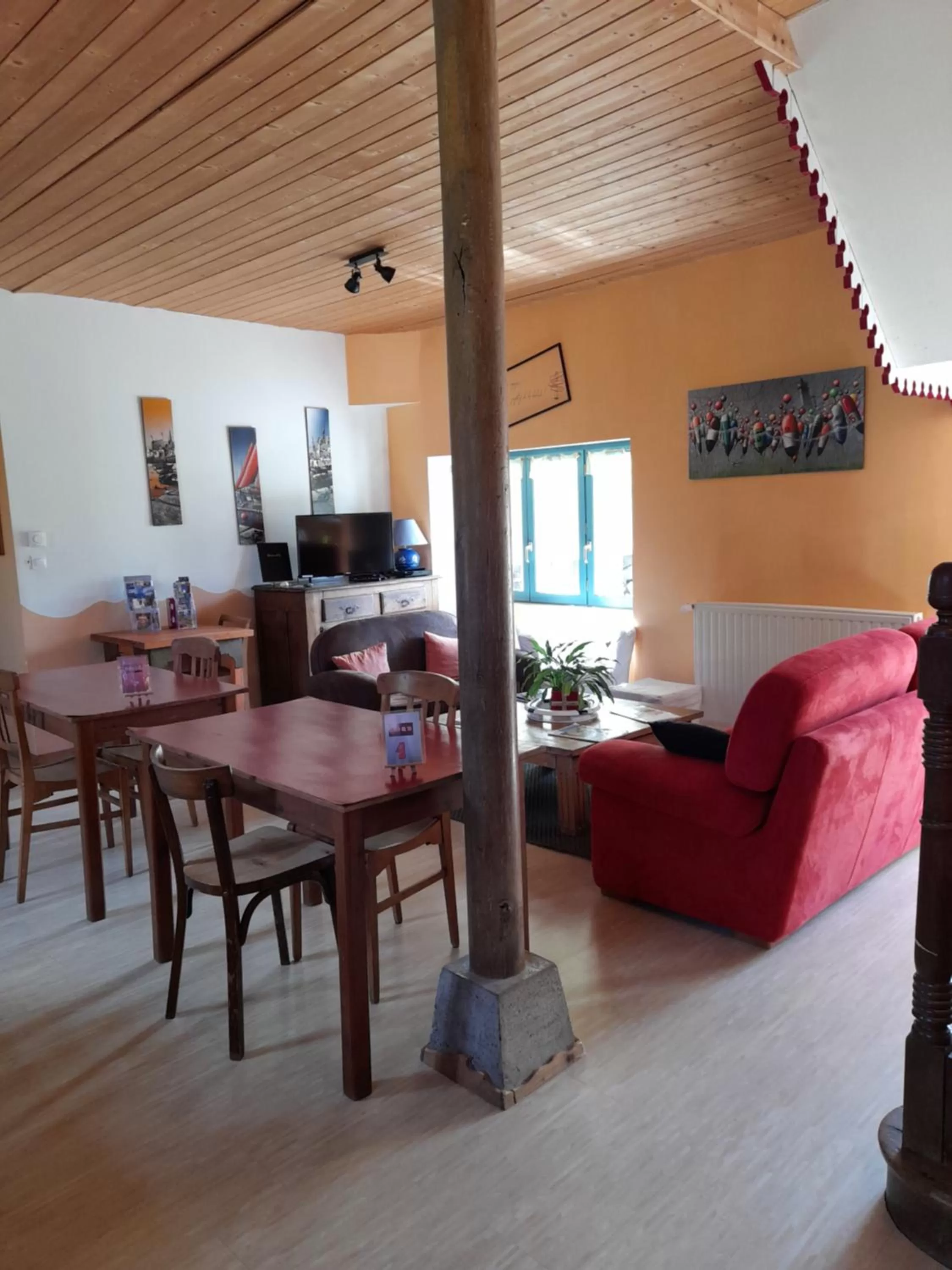 Communal lounge/ TV room, Seating Area in Les Hortensias - Chambres d'Hôtes