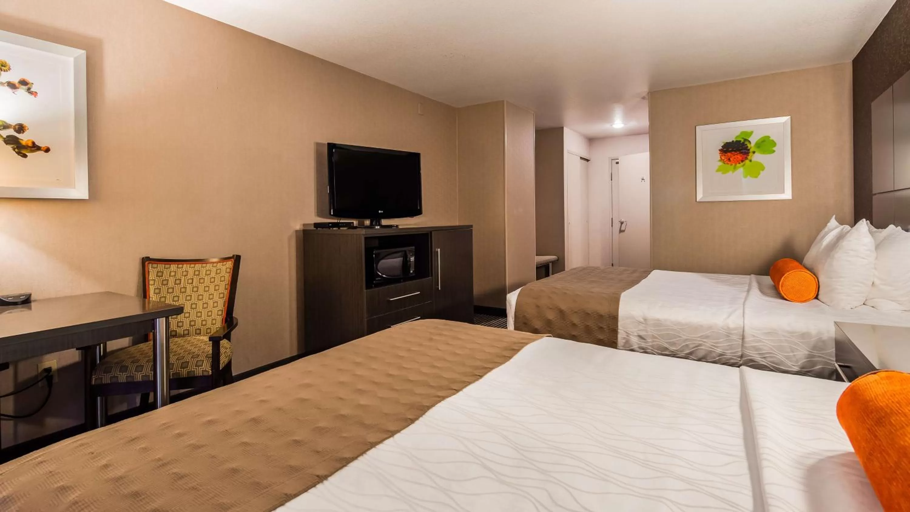 Photo of the whole room, Bed in Best Western Plus Rama Inn & Suites