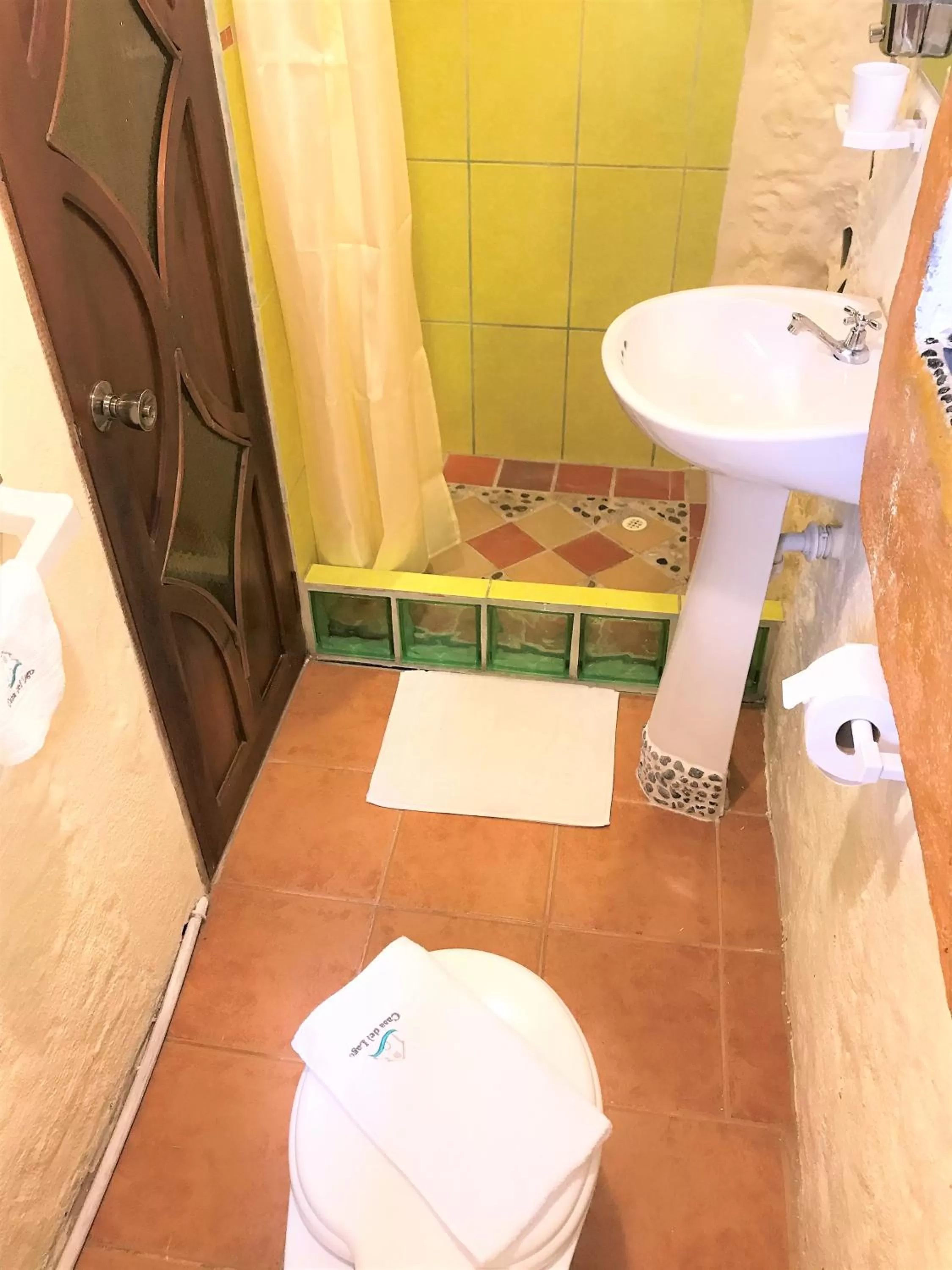 Toilet in Casa del Lago Lodging House