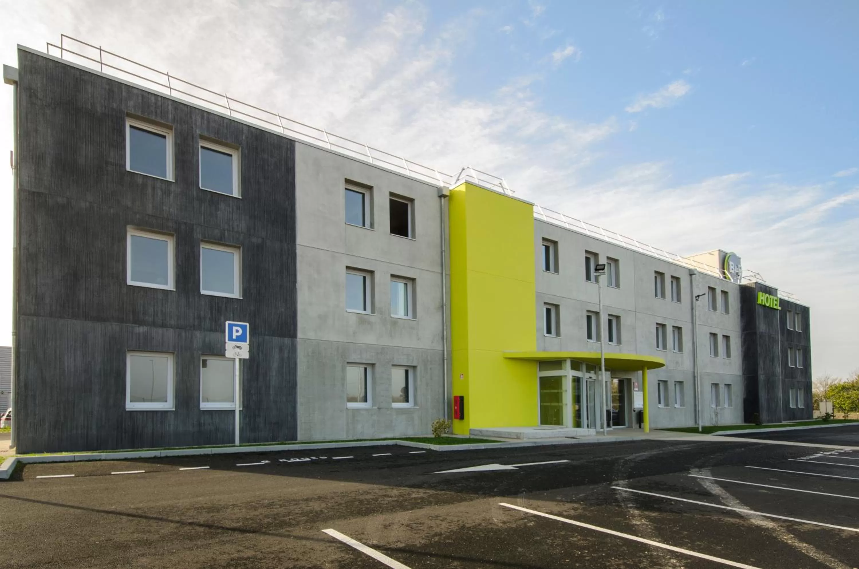 Facade/entrance in B&B HOTEL Montargis-Amilly