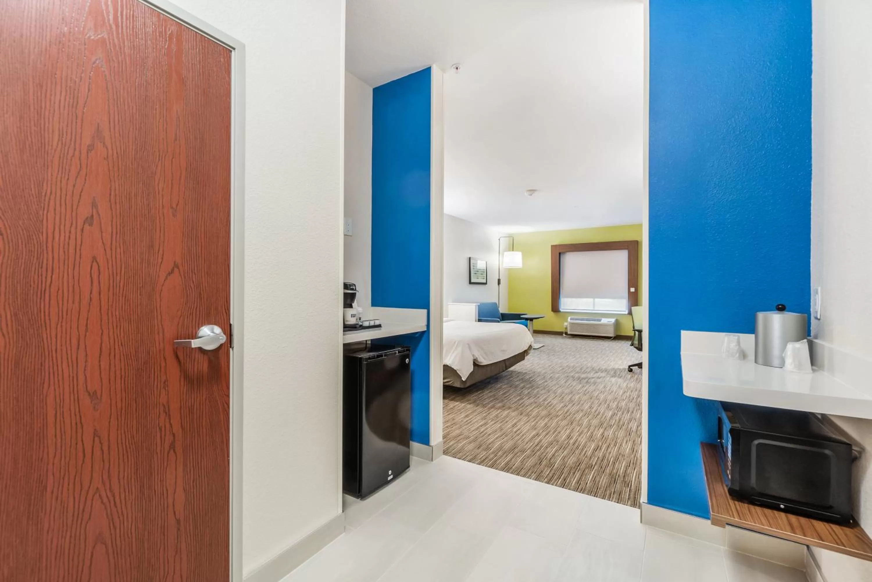 Photo of the whole room, Bathroom in Holiday Inn Express & Suites Van Buren-Fort Smith Area, an IHG Hotel