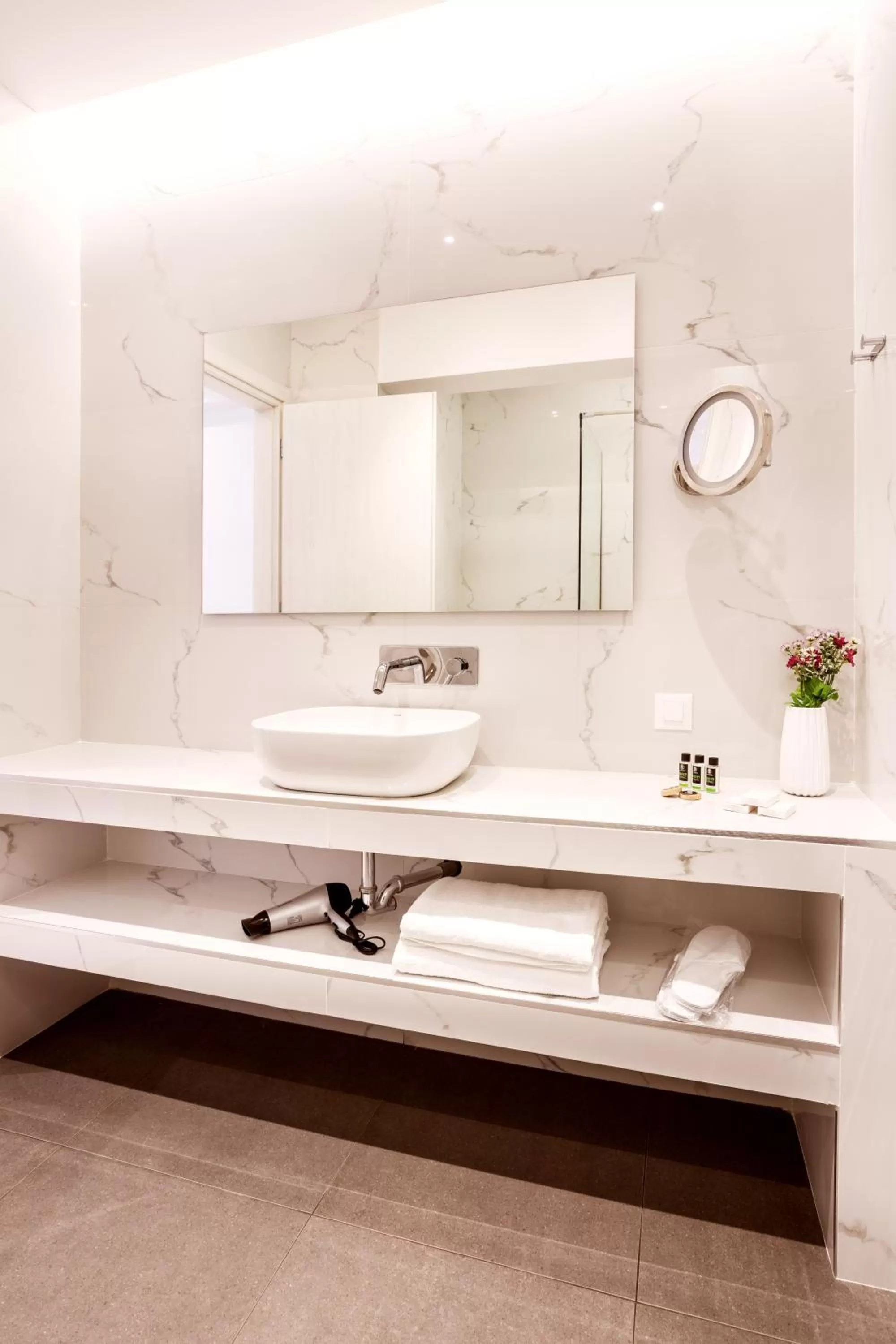 Bathroom in DAYS City Suites Athens