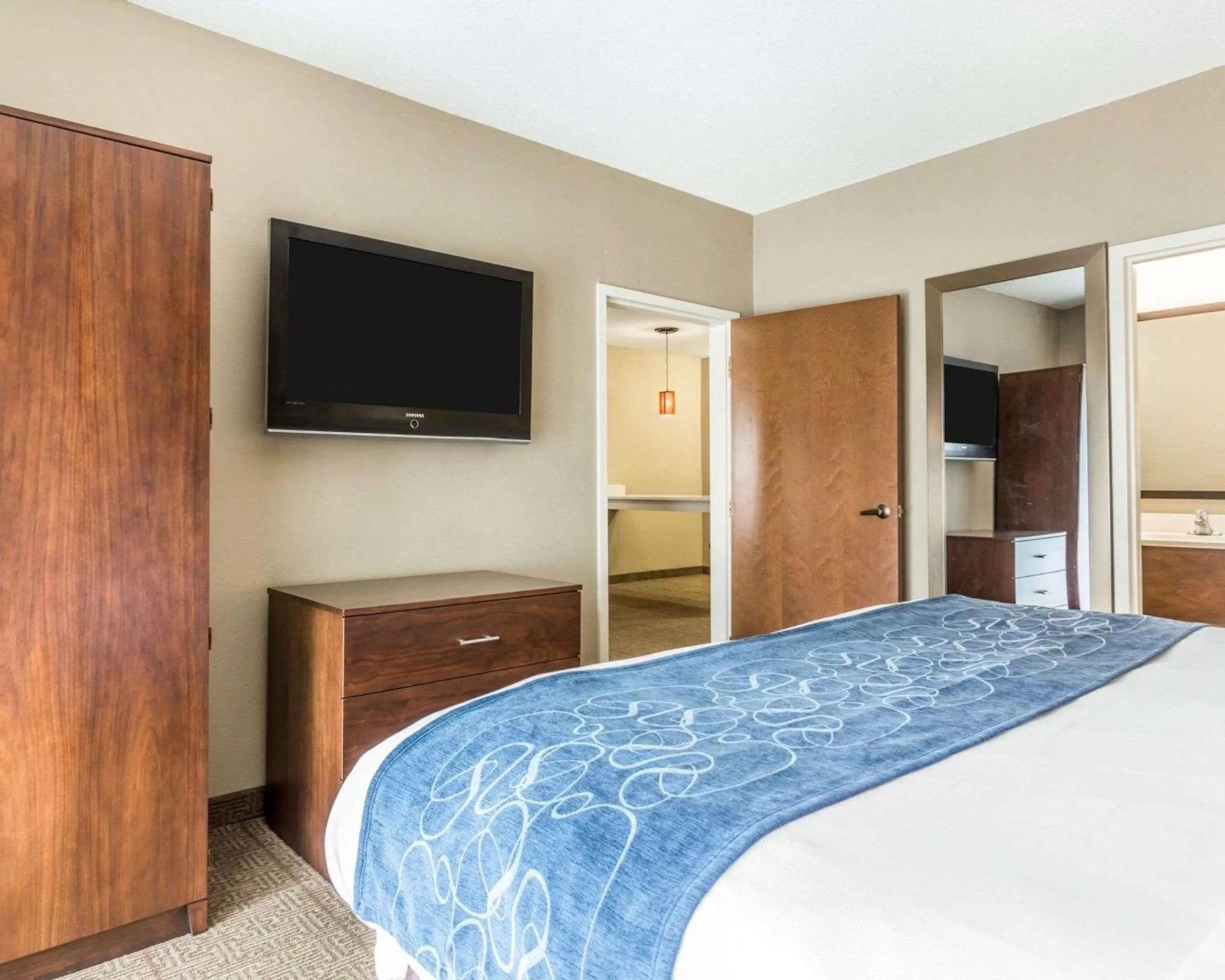 Photo of the whole room, Bed in Comfort Suites at Isle of Palms Connector