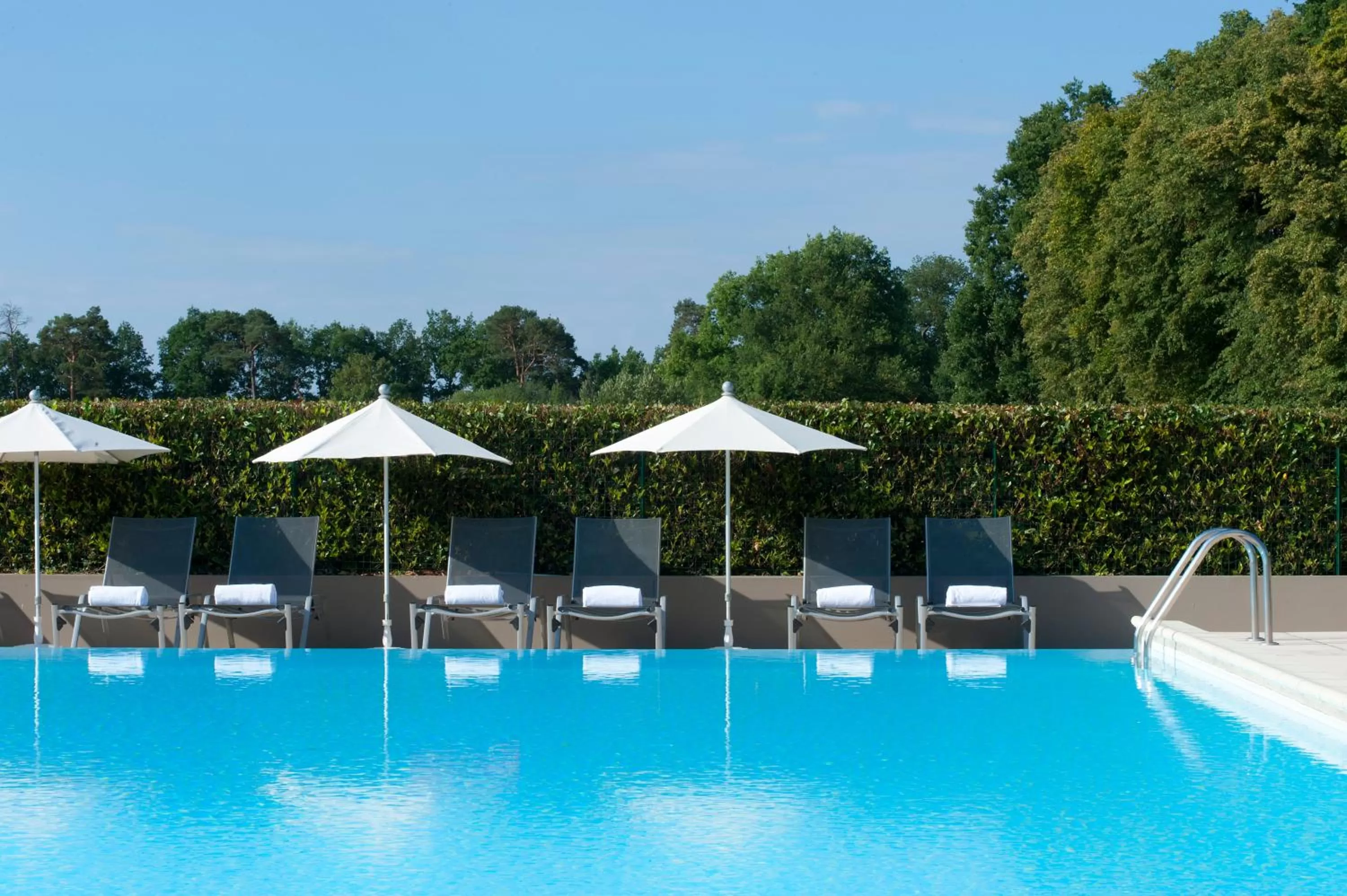 Swimming pool in Mercure Chantilly Resort & Conventions