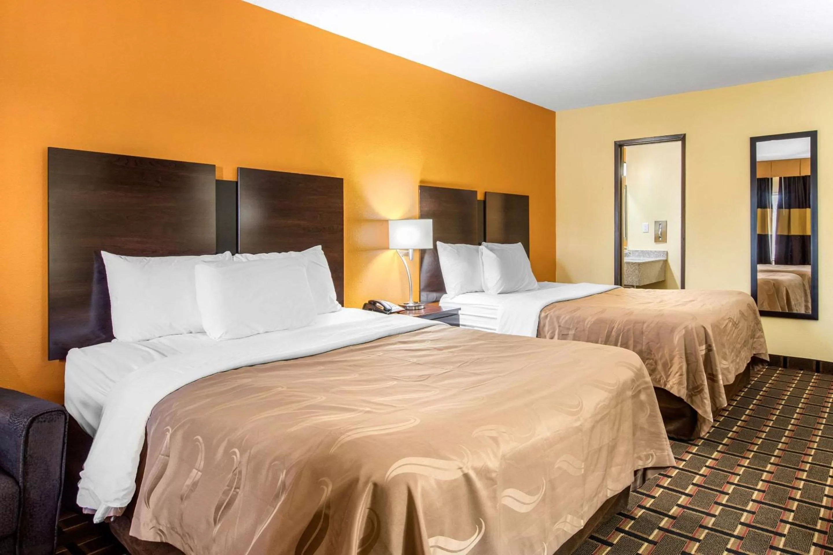 King Room with Tub - Disability Access/Non Smoking in Quality Inn Grand Rapids Near Downtown