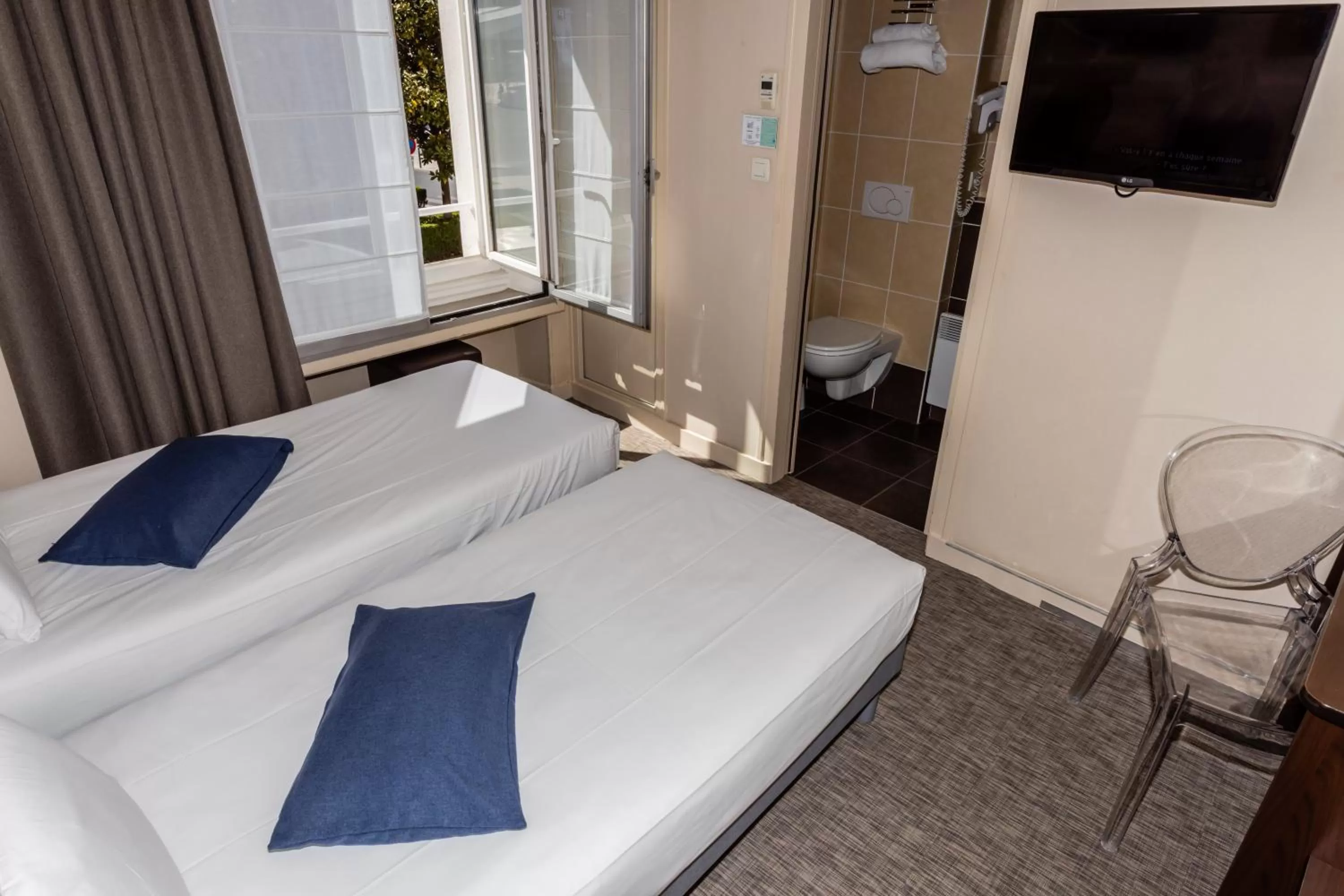 Photo of the whole room, Bed in Hôtel de Champagne