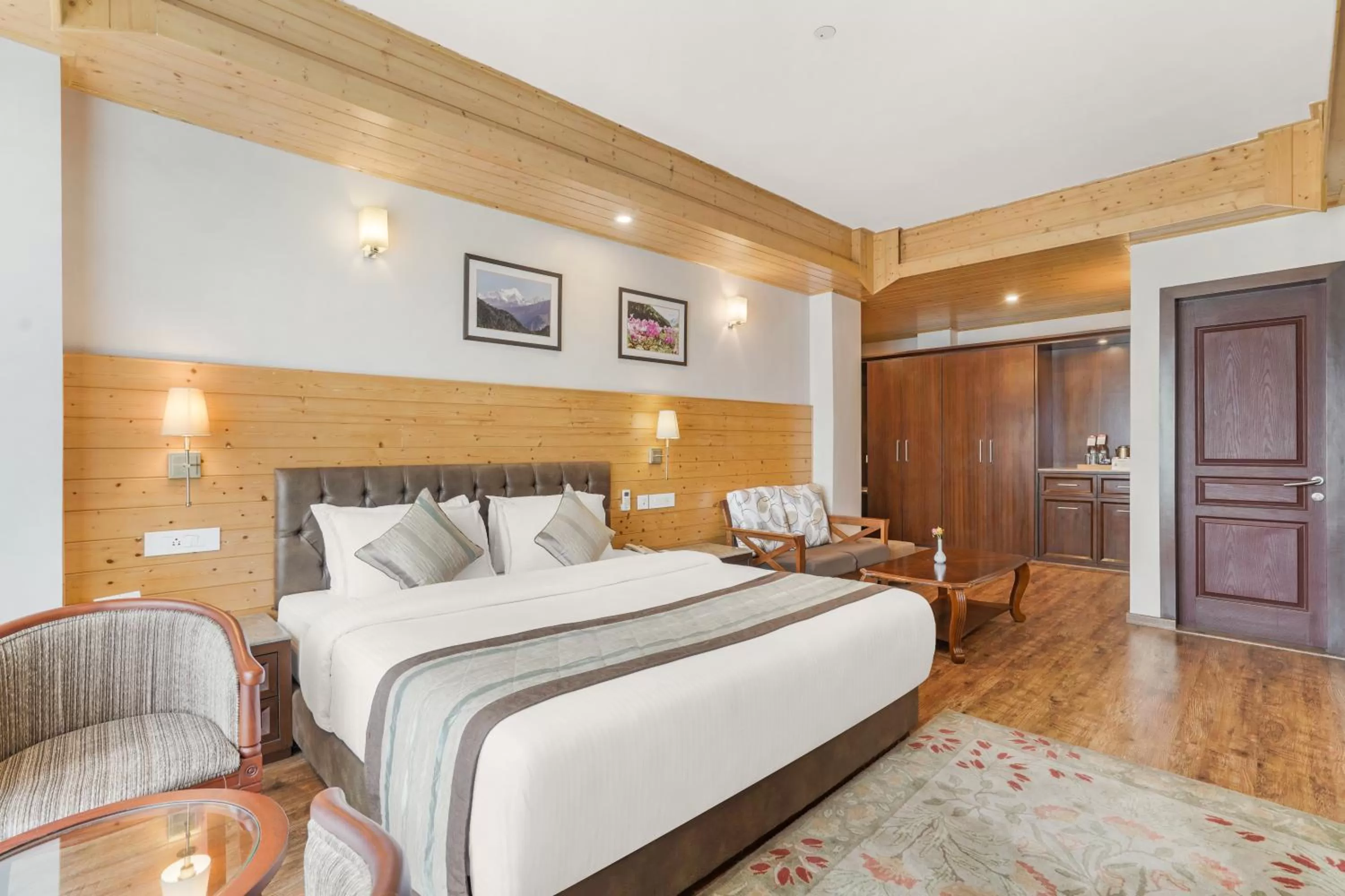 Bed in Summit Alpine Abode Hotel