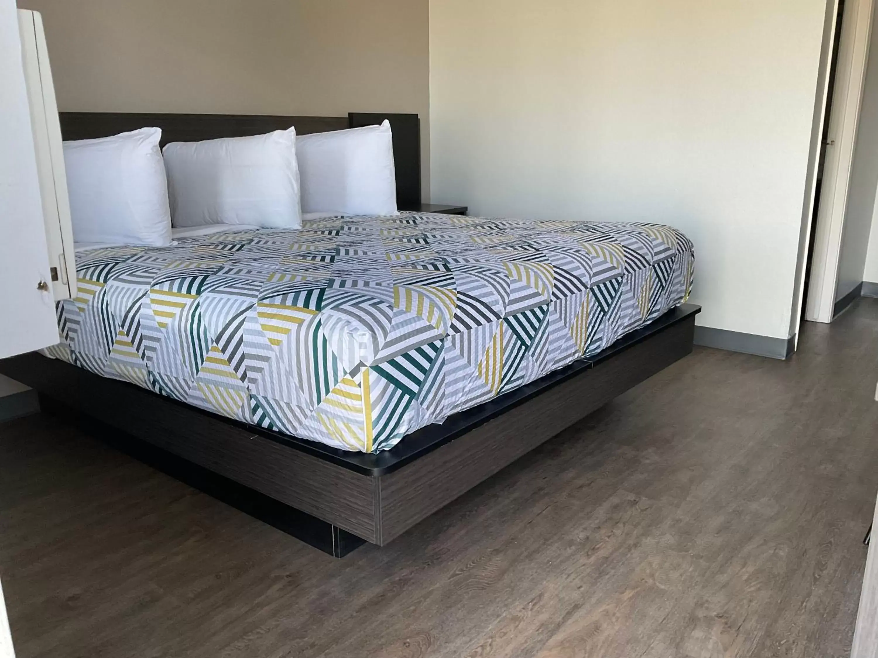 Deluxe King Room - Non-Smoking in Motel 6-Ely, NV Deluxe King Room - Non-Smoking in Motel 6-Ely, NV