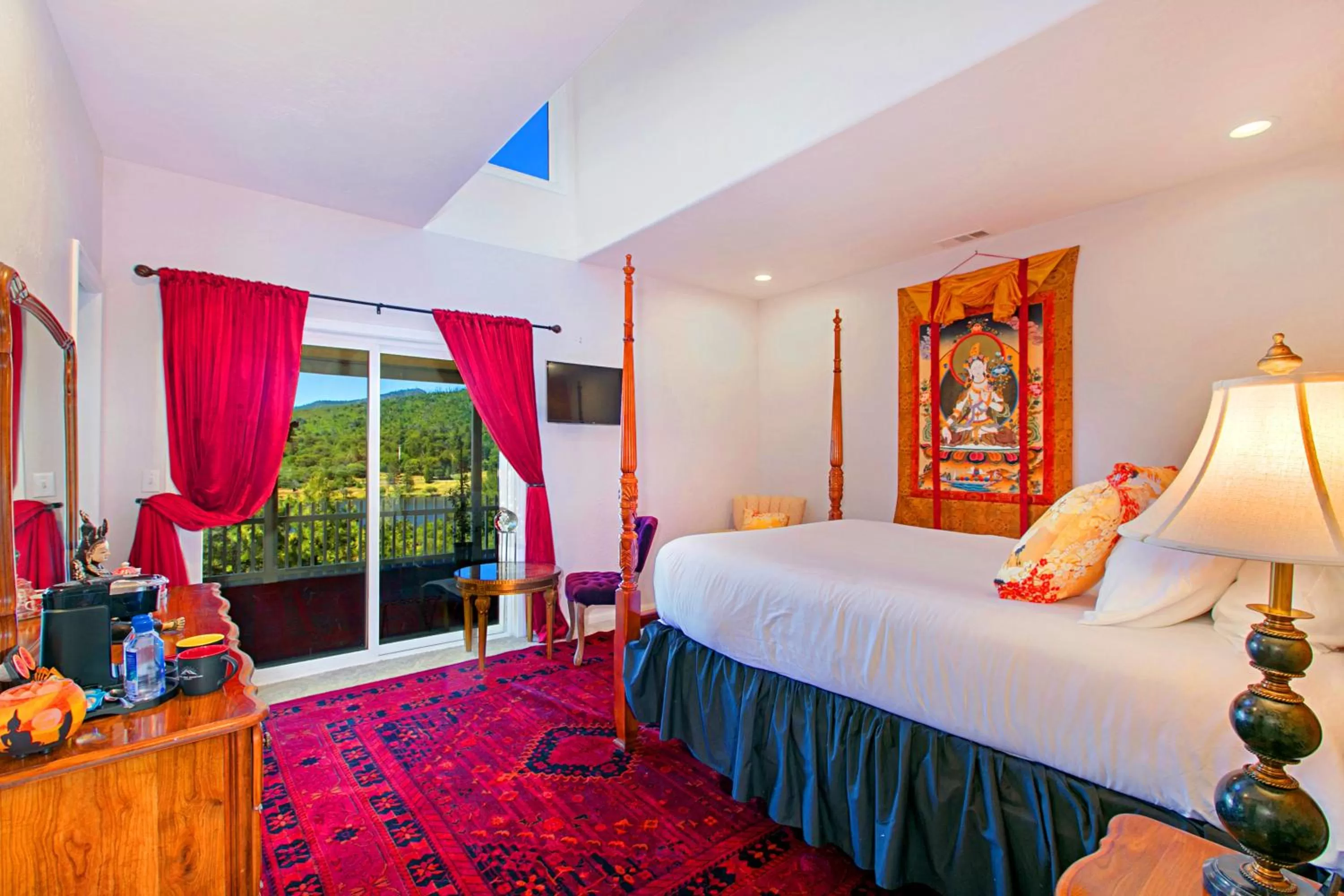 Bed in Quiet Mind Mountain Lodge, Retreat & Spa