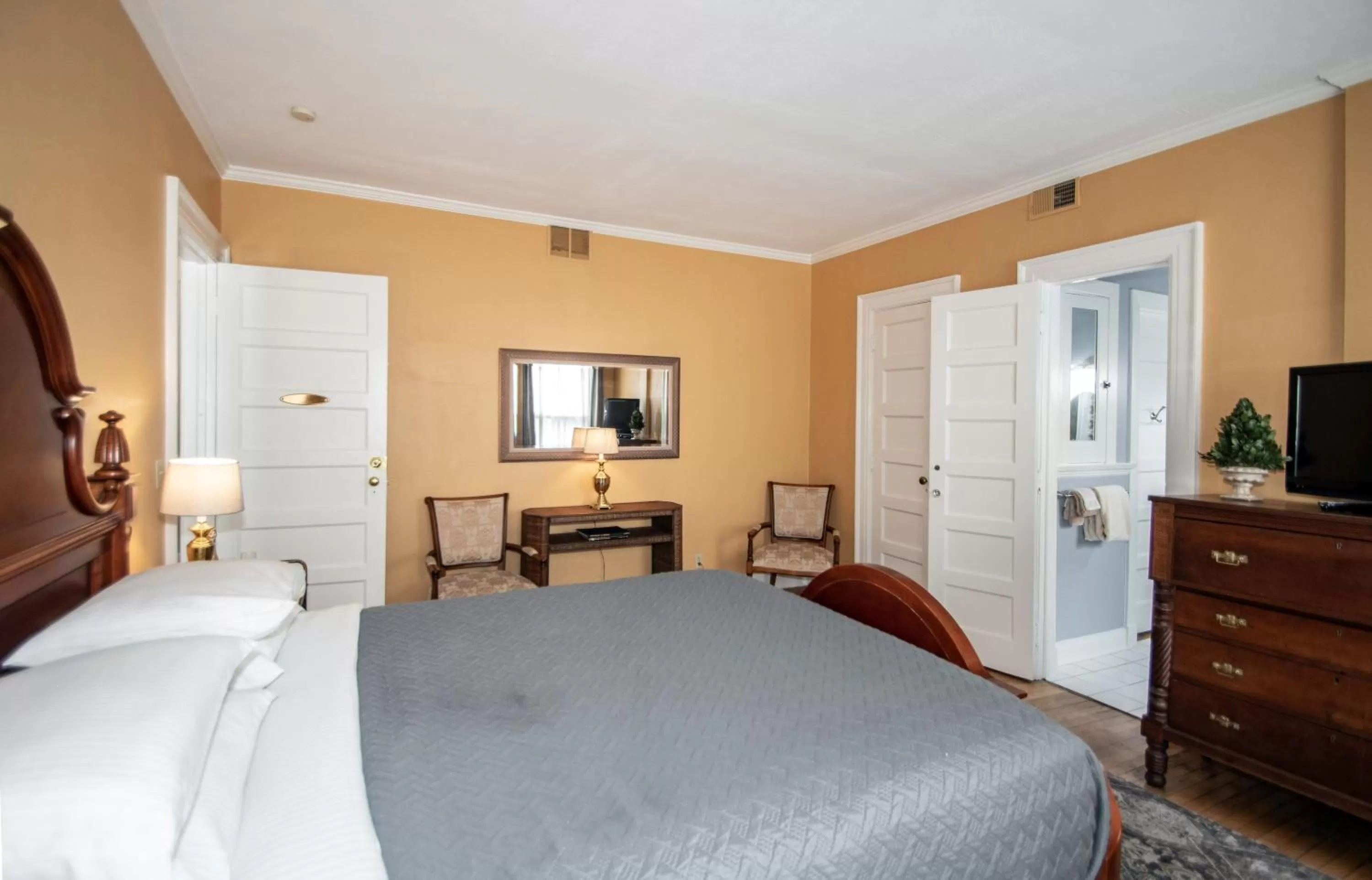 Bed in Looking Glass Inn