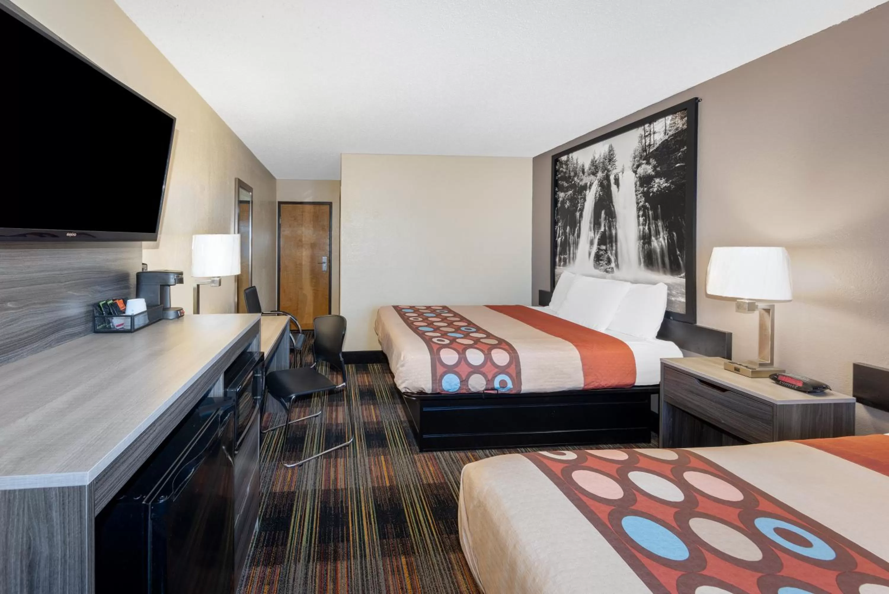 Bedroom, Bed in Super 8 by Wyndham Kansas City at Barry Road/Airport
