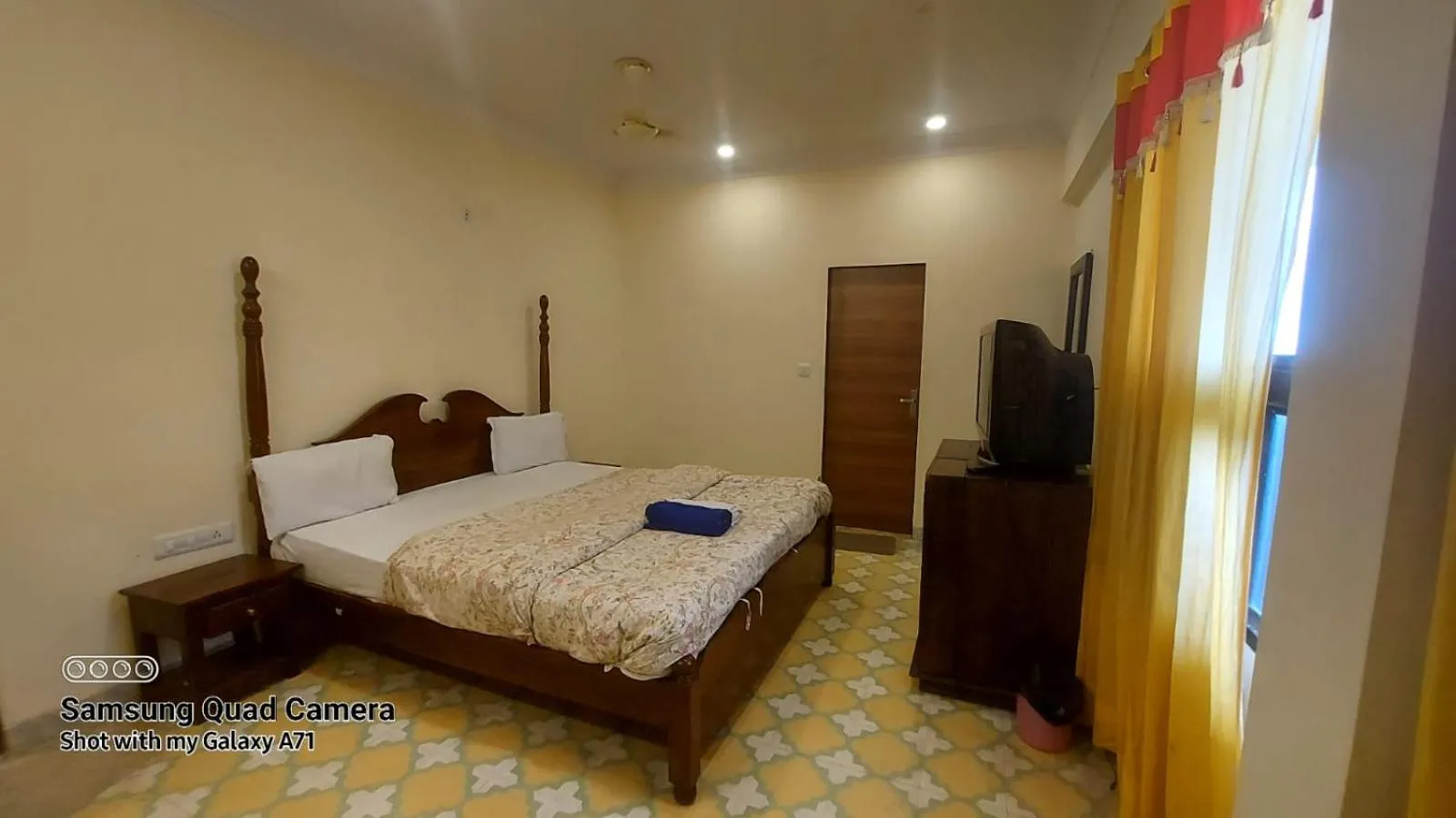 Bed in Rani Mahal Hotel