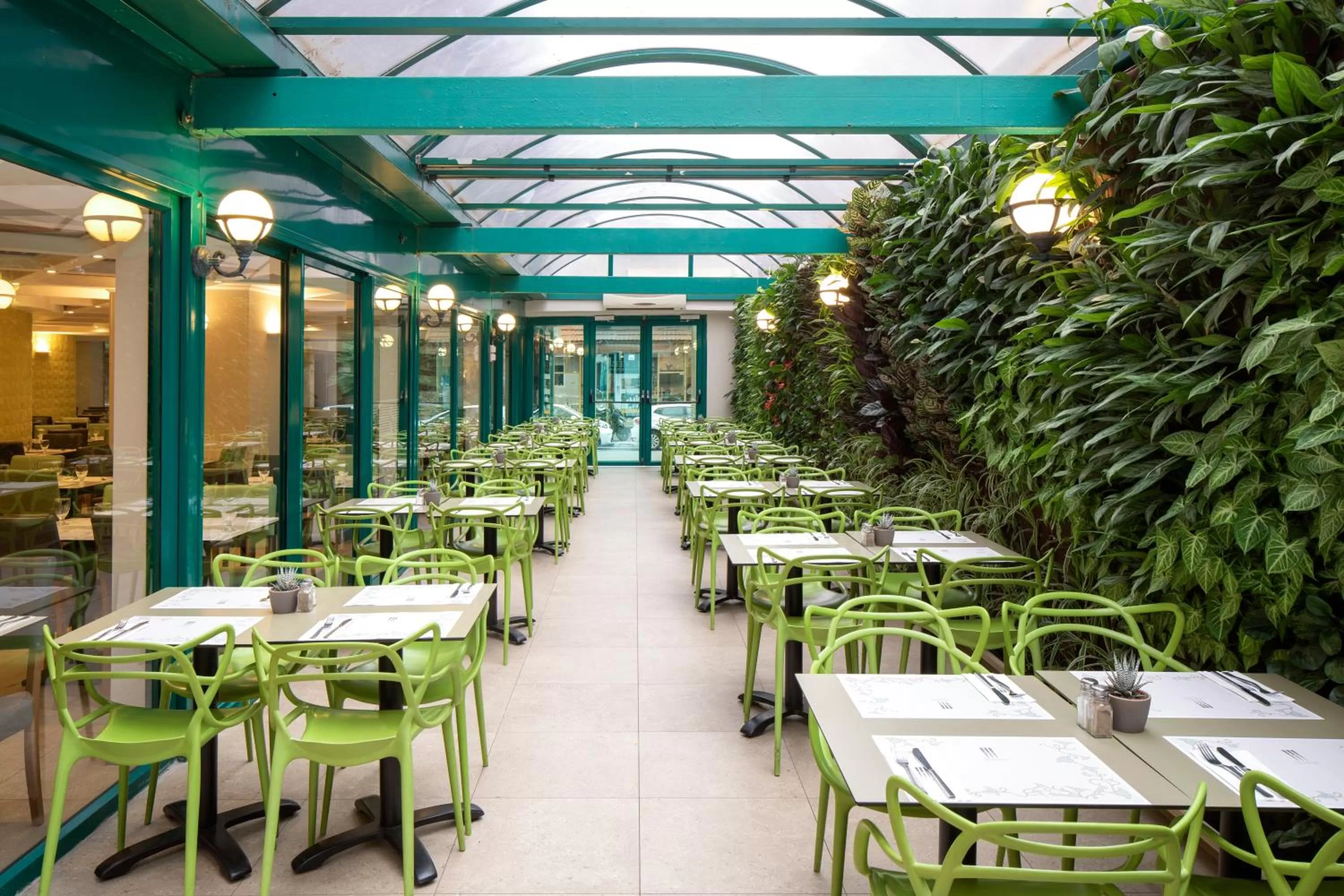 Restaurant/places to eat in Metropolitan Hotel