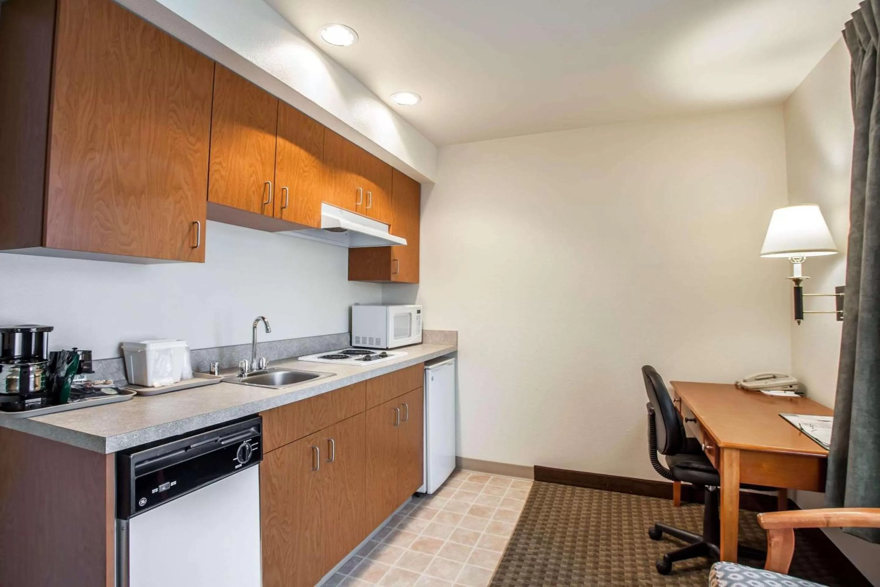Kitchen or kitchenette in Quality Inn & Suites Federal Way - Seattle