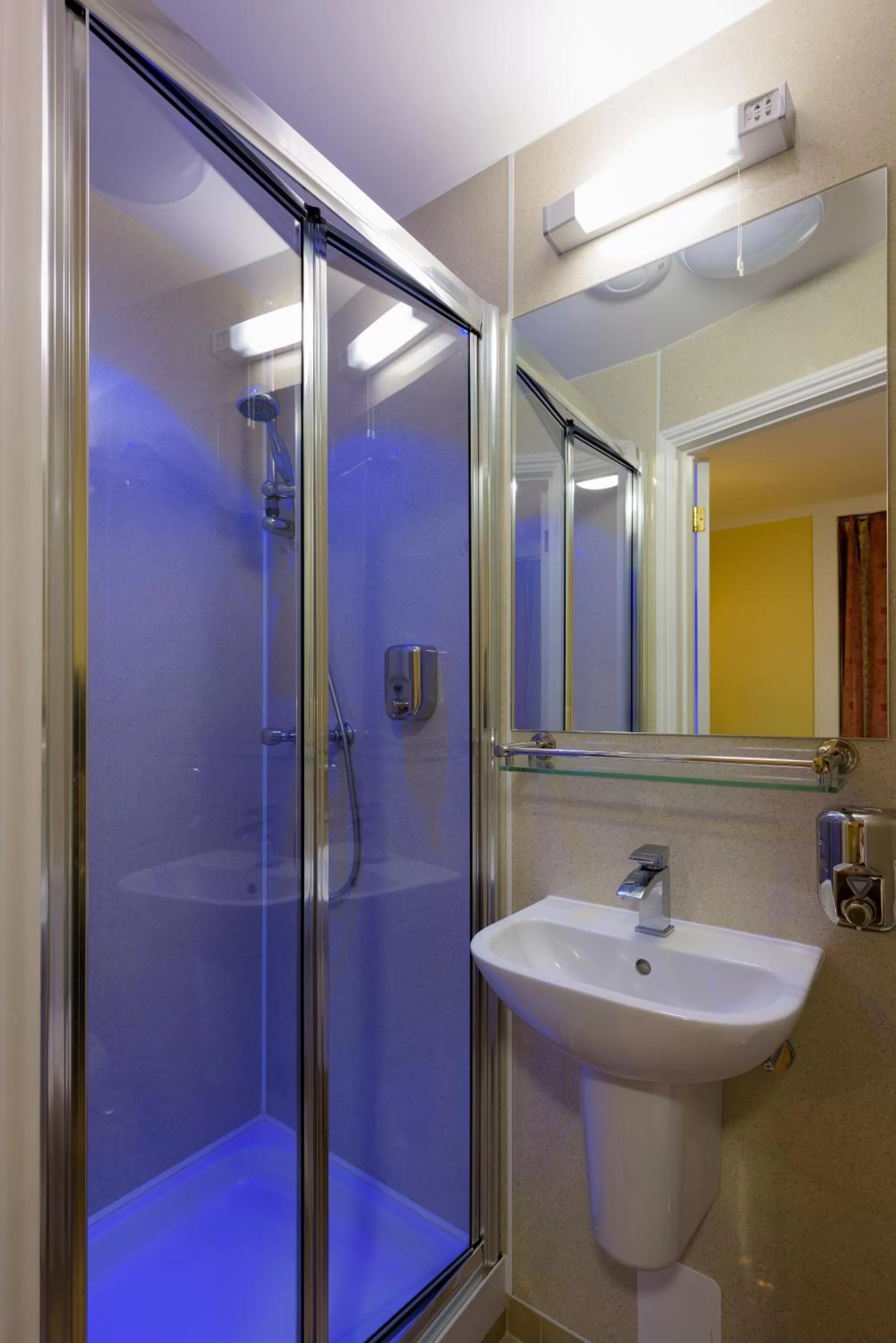 Shower in Shakespeare Hotel