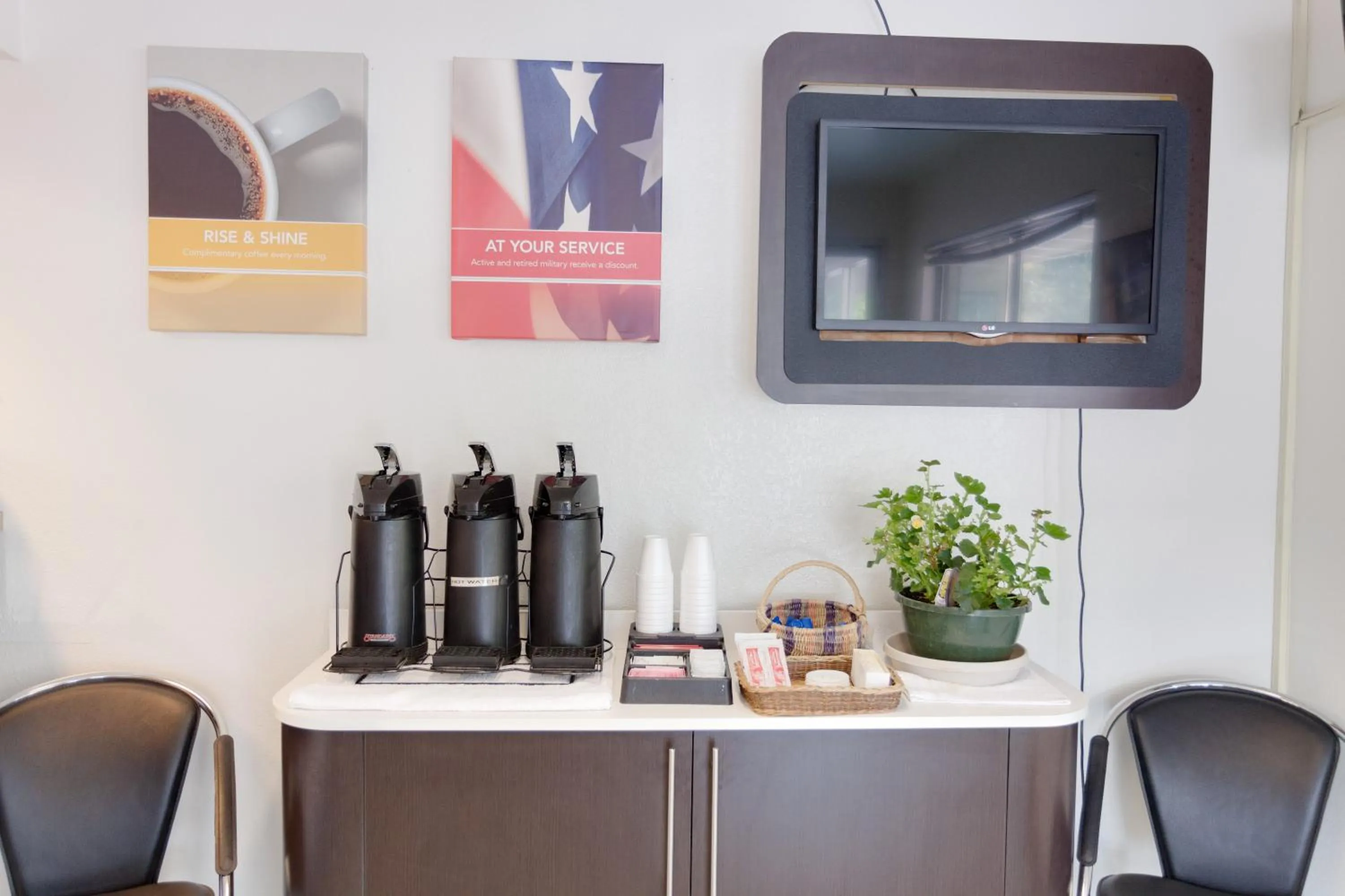 Lobby or reception in Motel 6 Weed - Mount Shasta