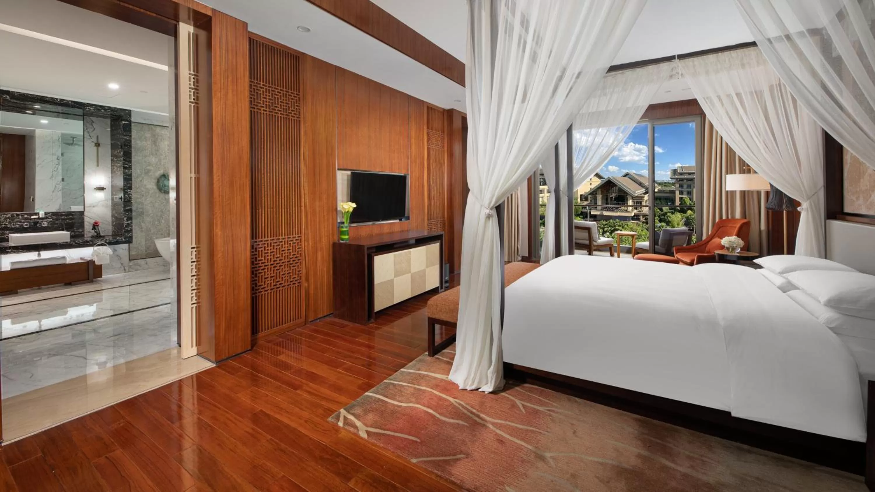 Photo of the whole room, Bed in InterContinental Kunming by IHG