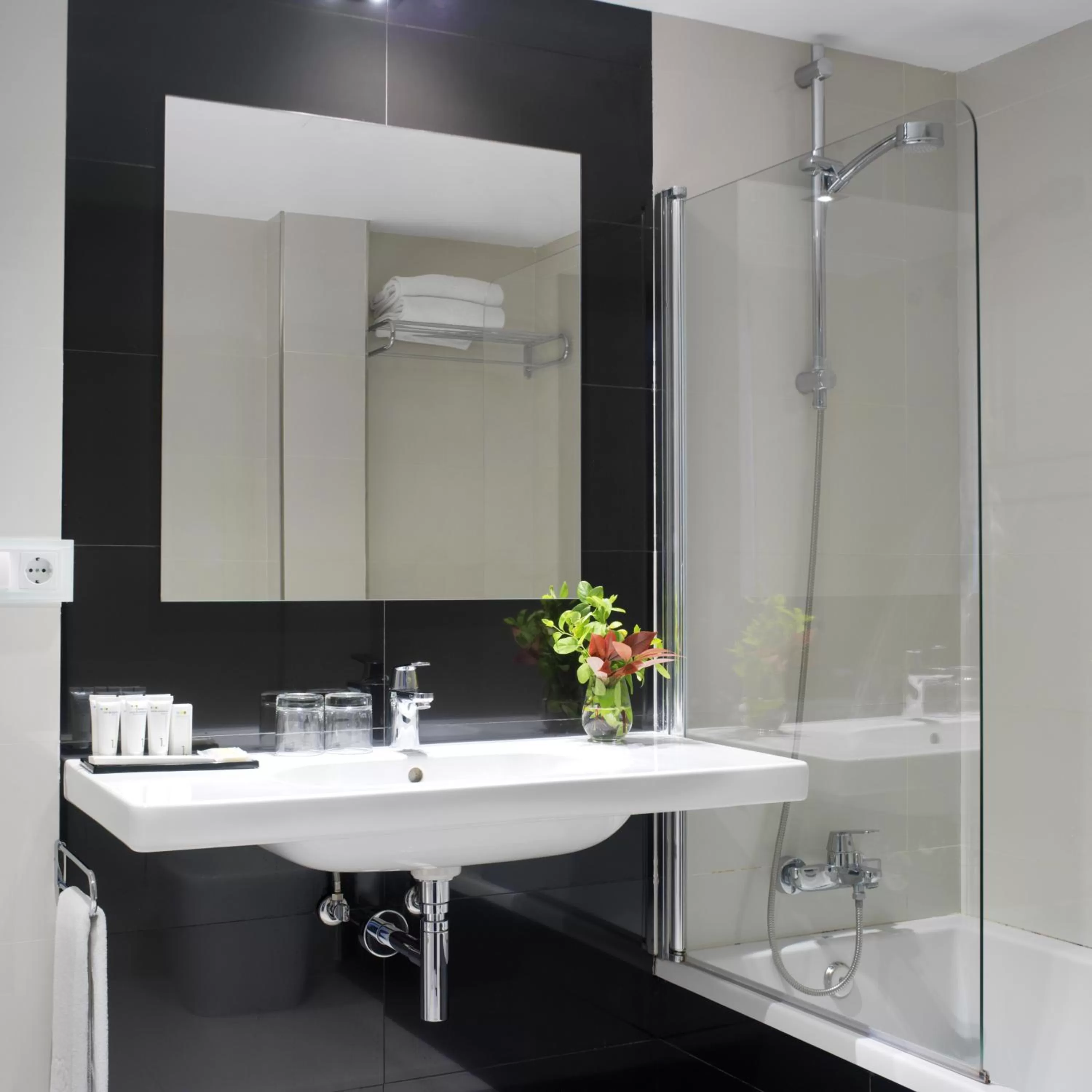 Bathroom in Hotel Villa Rosario II, Edificio Moderno