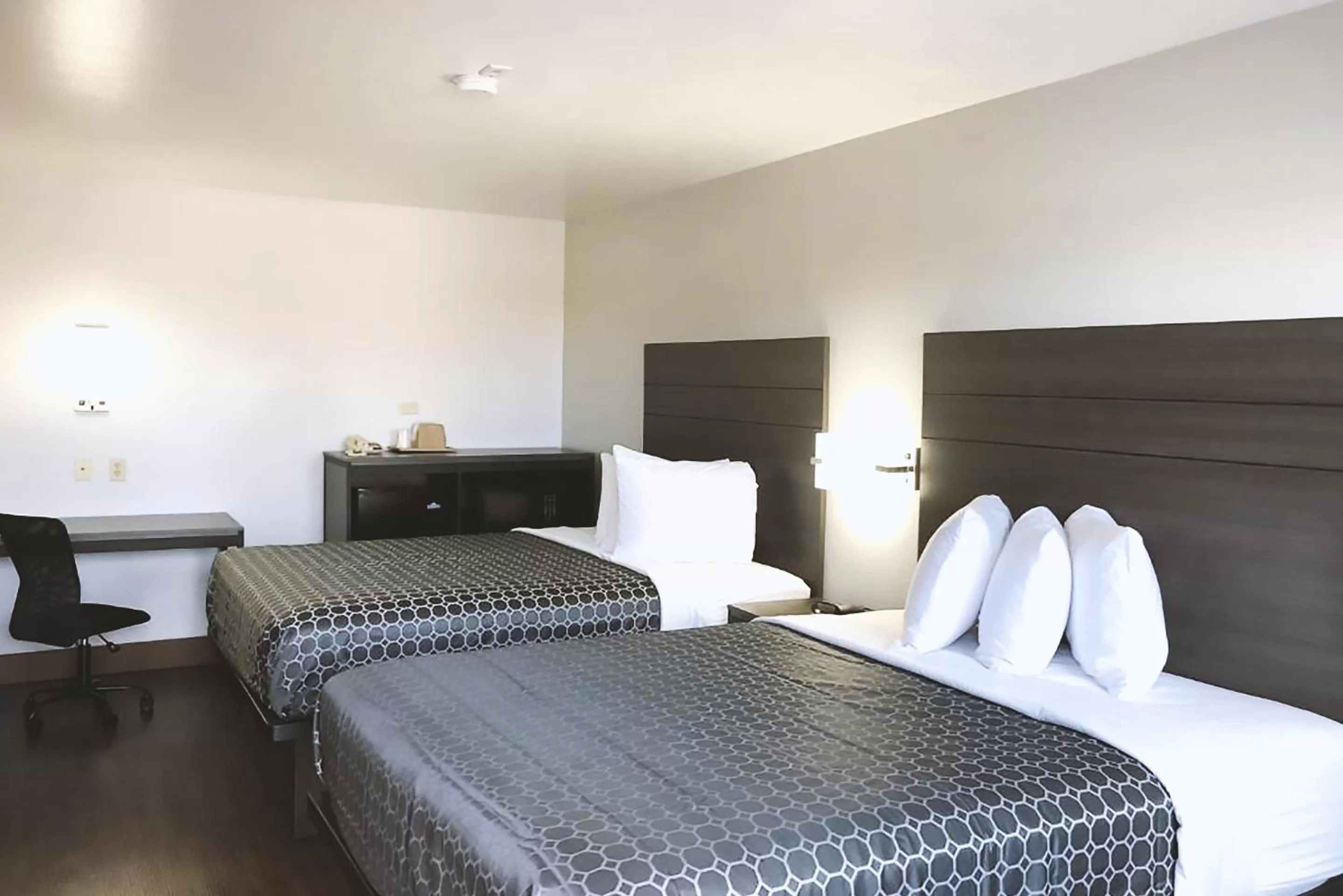 Bed in Blue Way Inn By Jasper Near Frost Bank Center