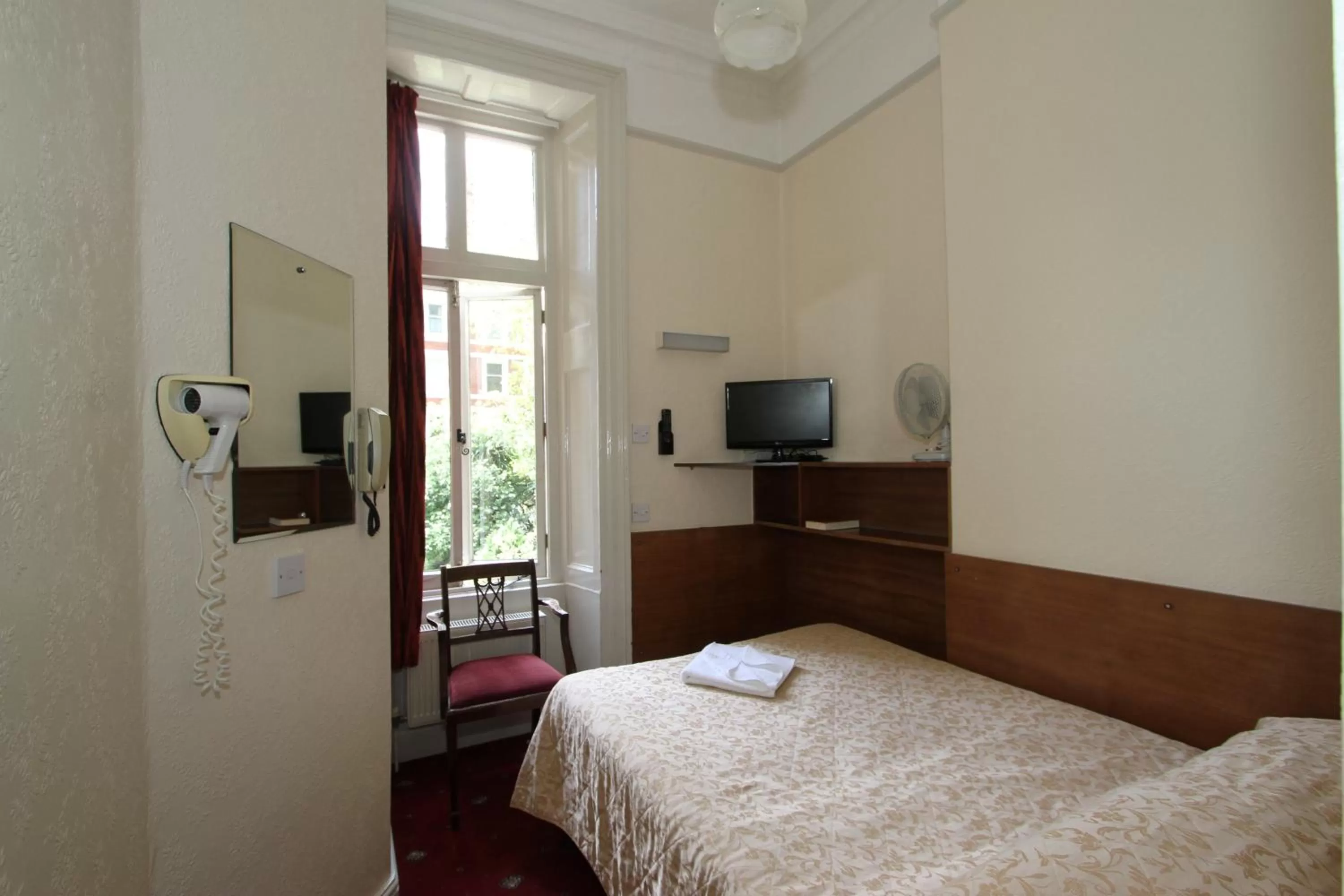 Bed in Ridgemount Hotel