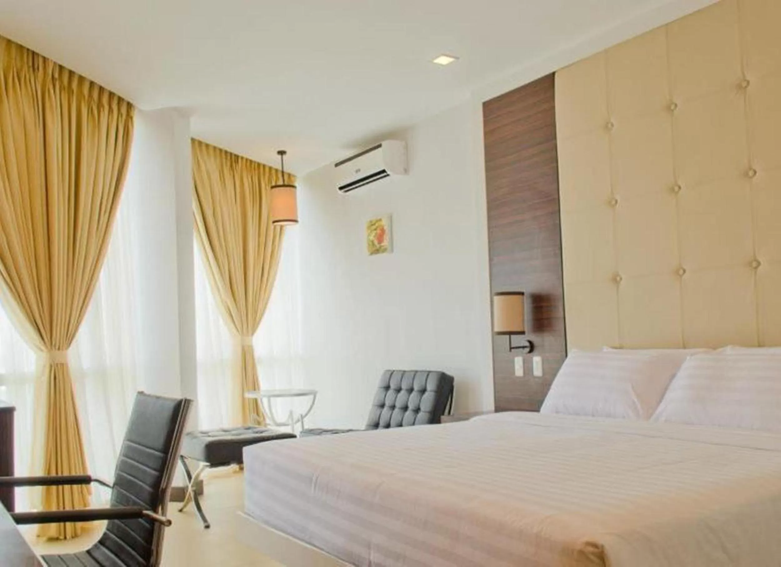 Bed in D'Hotel & Suites