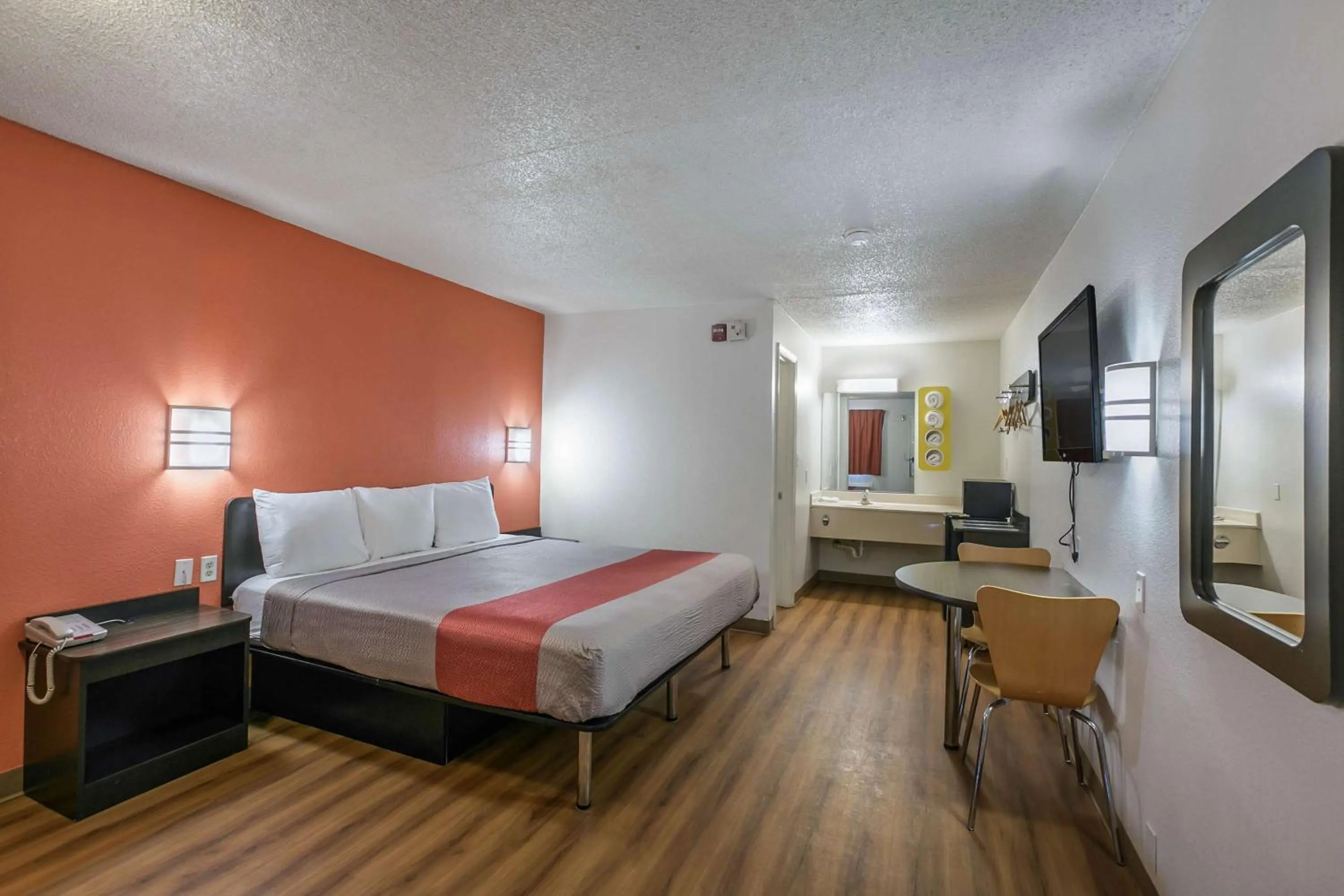 TV and multimedia, Bed in Motel 6-Dothan, AL