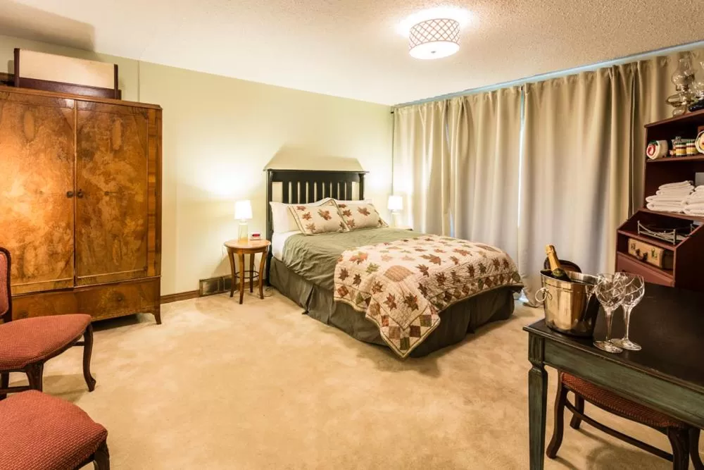 Photo of the whole room, Bed in Rustlers Lodge