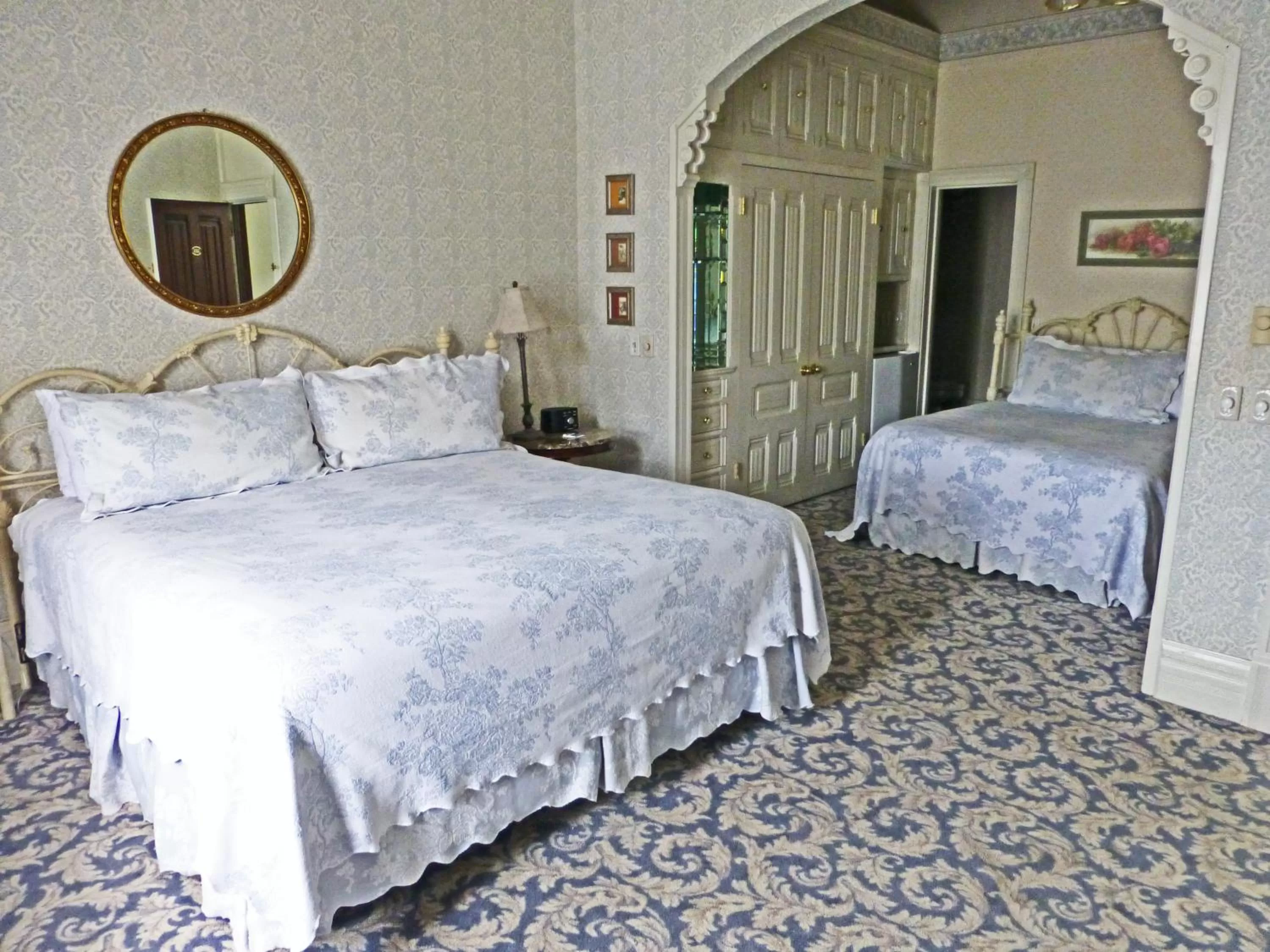 Photo of the whole room, Bed in Victorian Inn