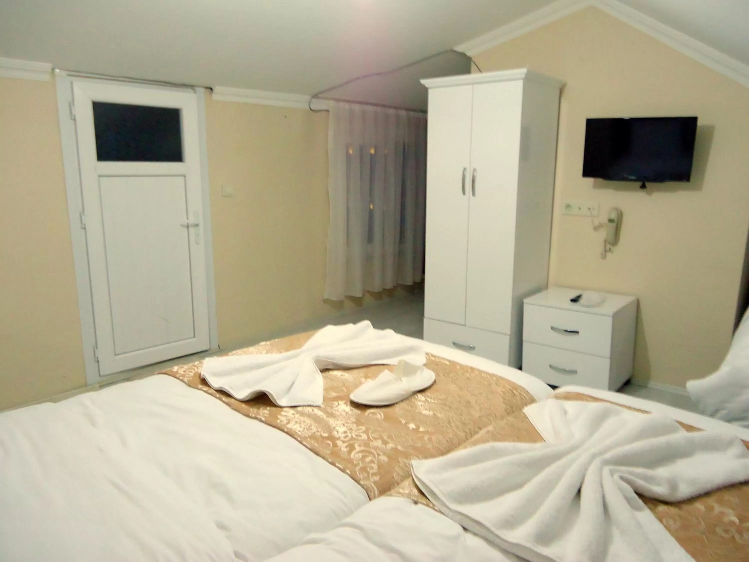 Photo of the whole room, Bed in Tolga Hotel