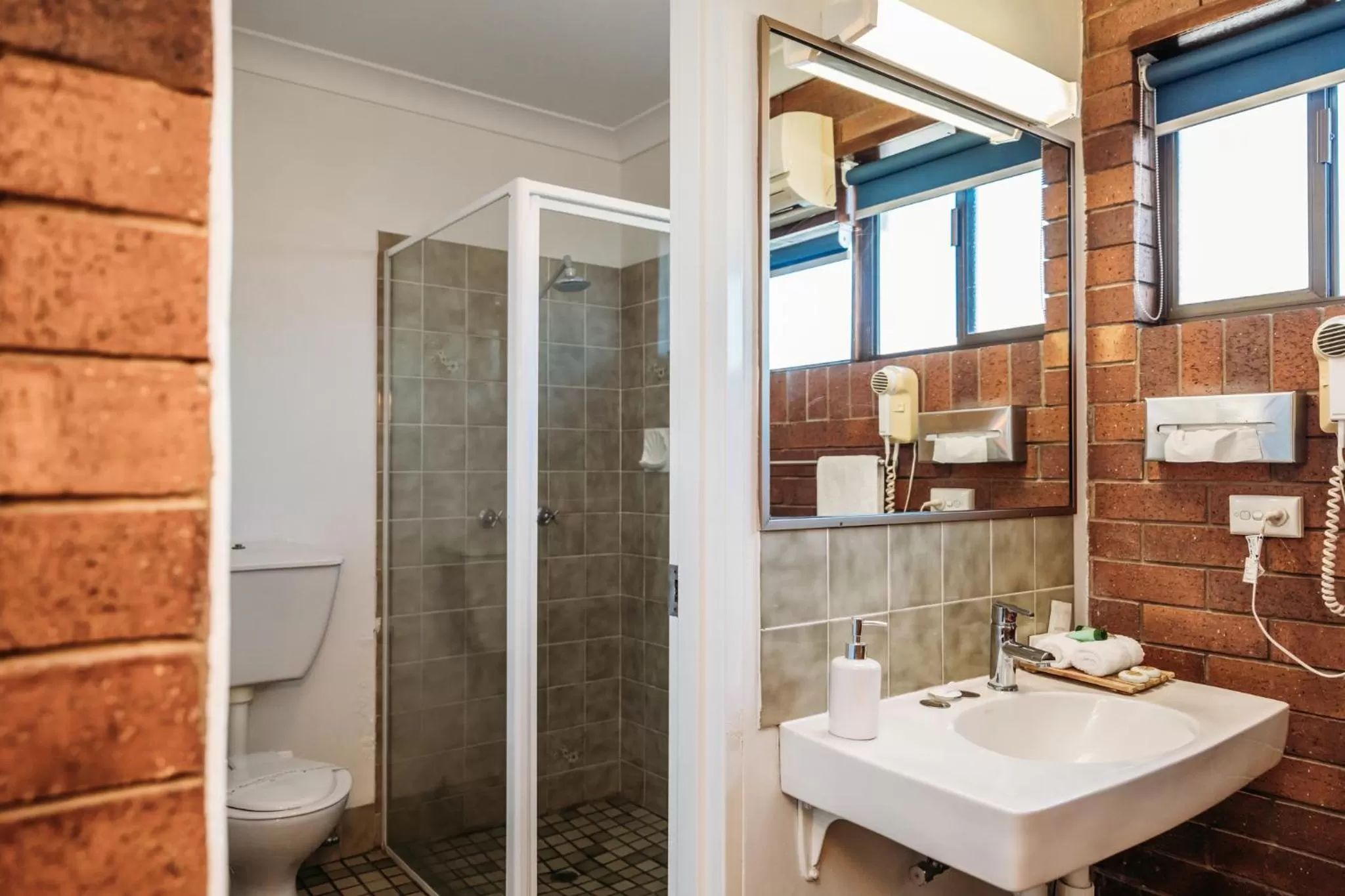 Bathroom in Country Pathfinder Motor Inn