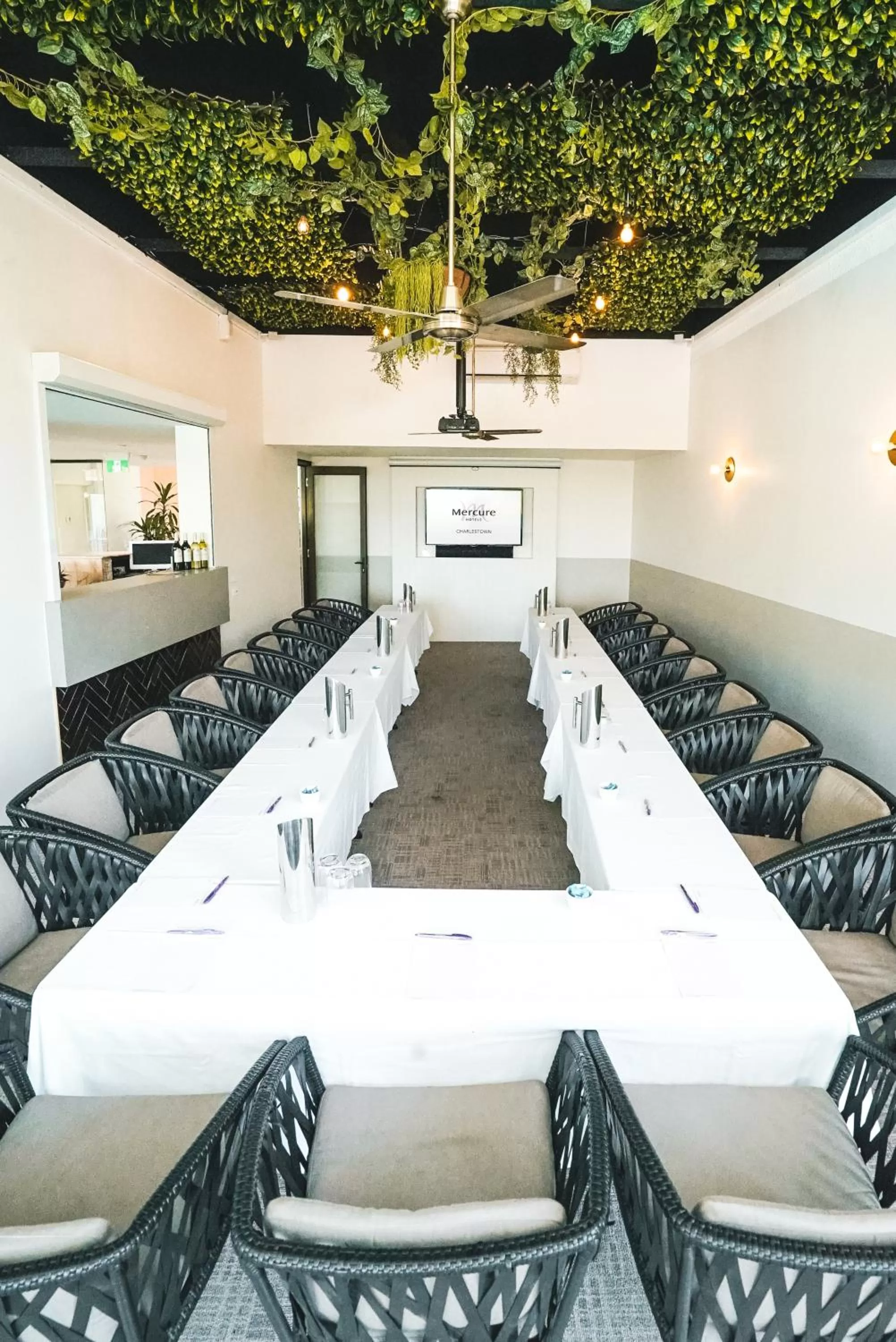 Restaurant/places to eat in Mercure Charlestown