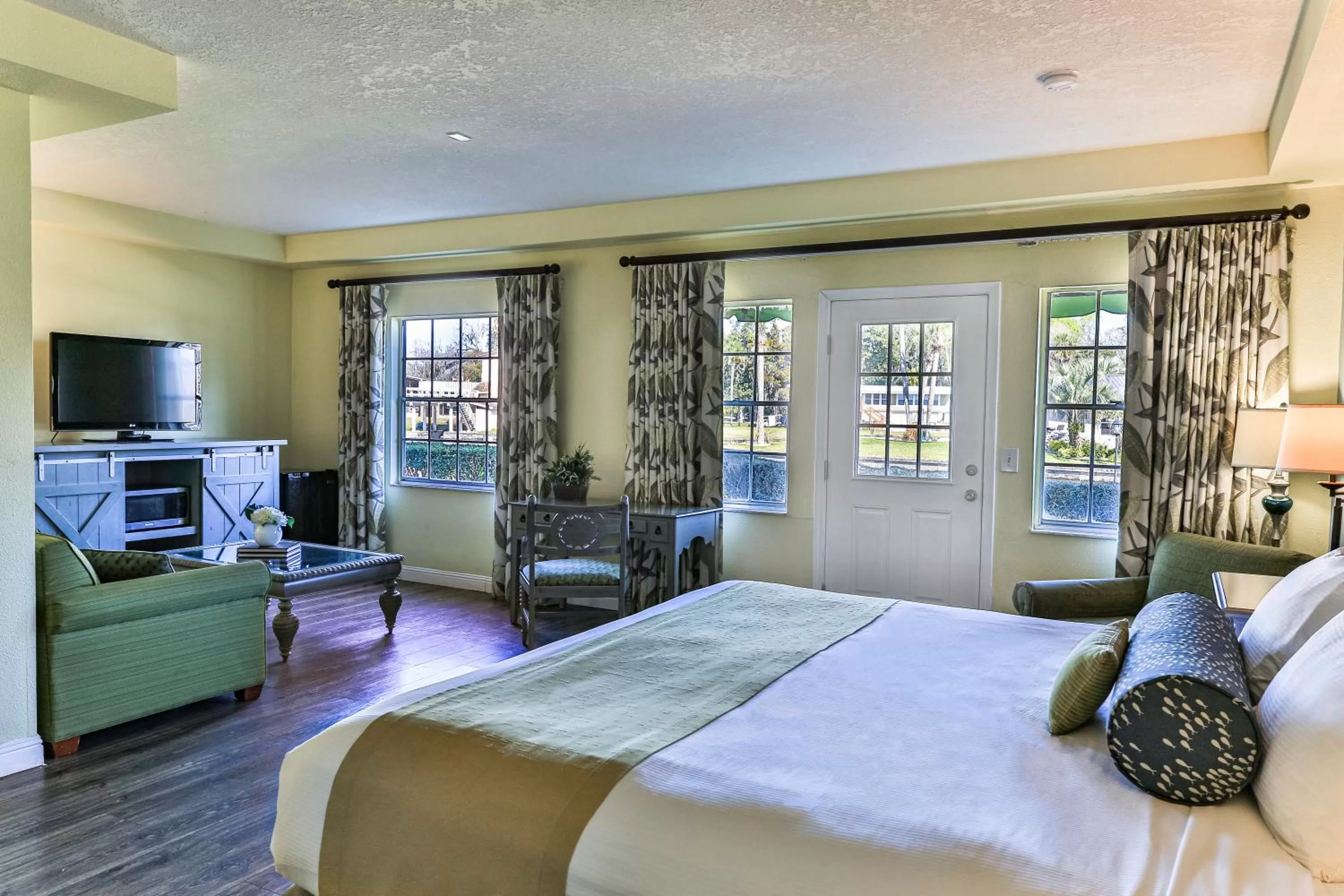 Bed in Plantation Resort on Crystal River, Ascend Hotel Collection